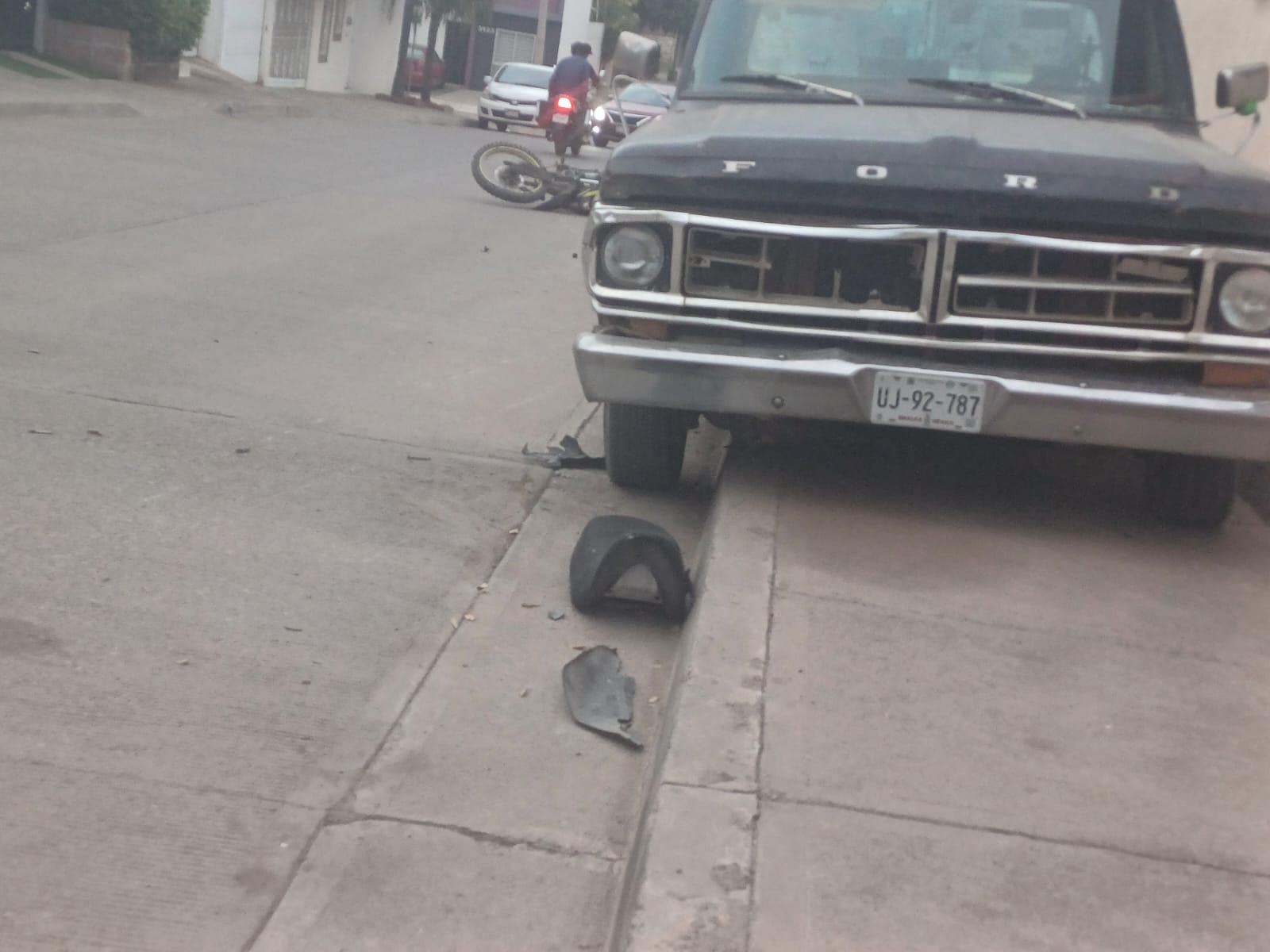 $!Motociclista resulta lesionado tras ser embestido por auto en Culiacán