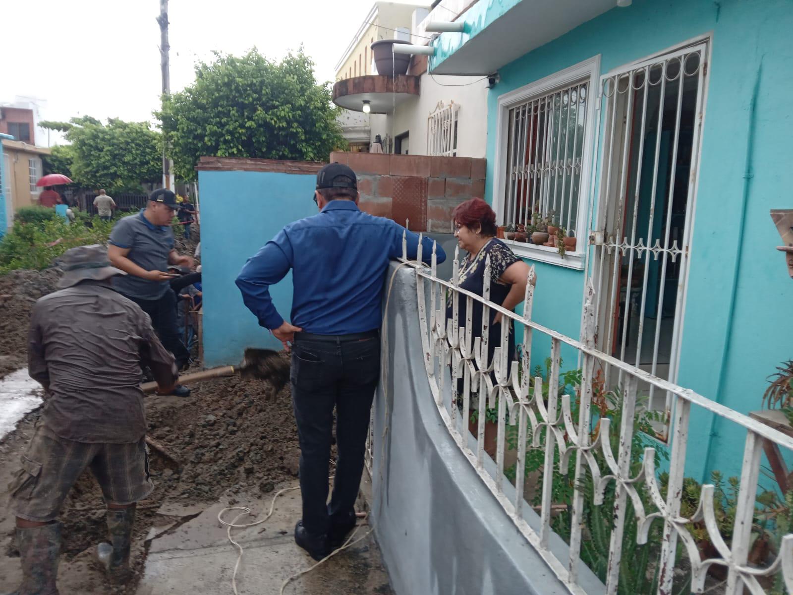 $!Supervisa Alcalde de Mazatlán rehabilitación de drenaje en callejón Gilberto Owen, donde se invierten $1.6 millones