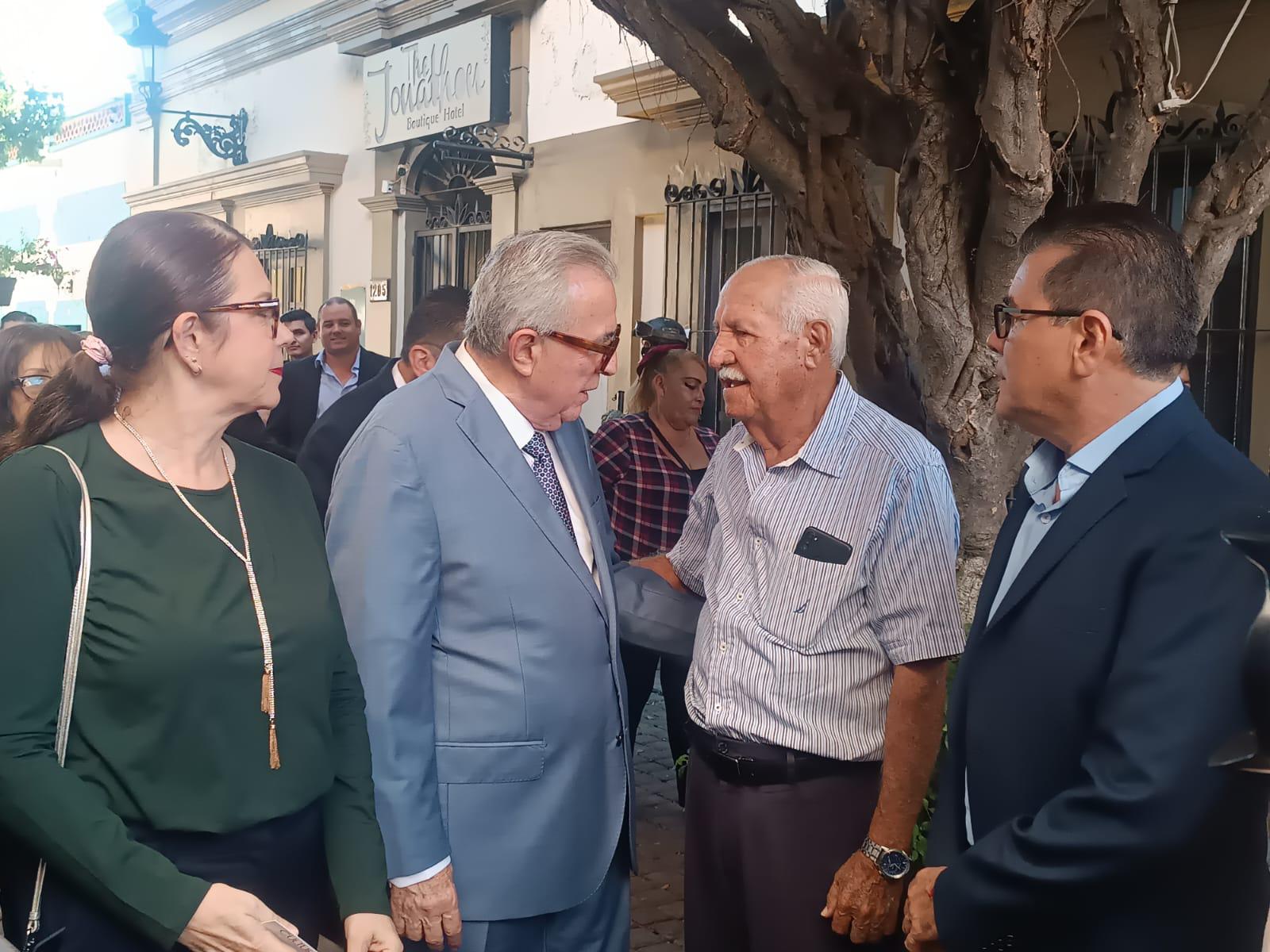 $!Reciben en Mazatlán a Rubén Rocha Moya con mensajes de apoyo en el Teatro Ángela Peralta