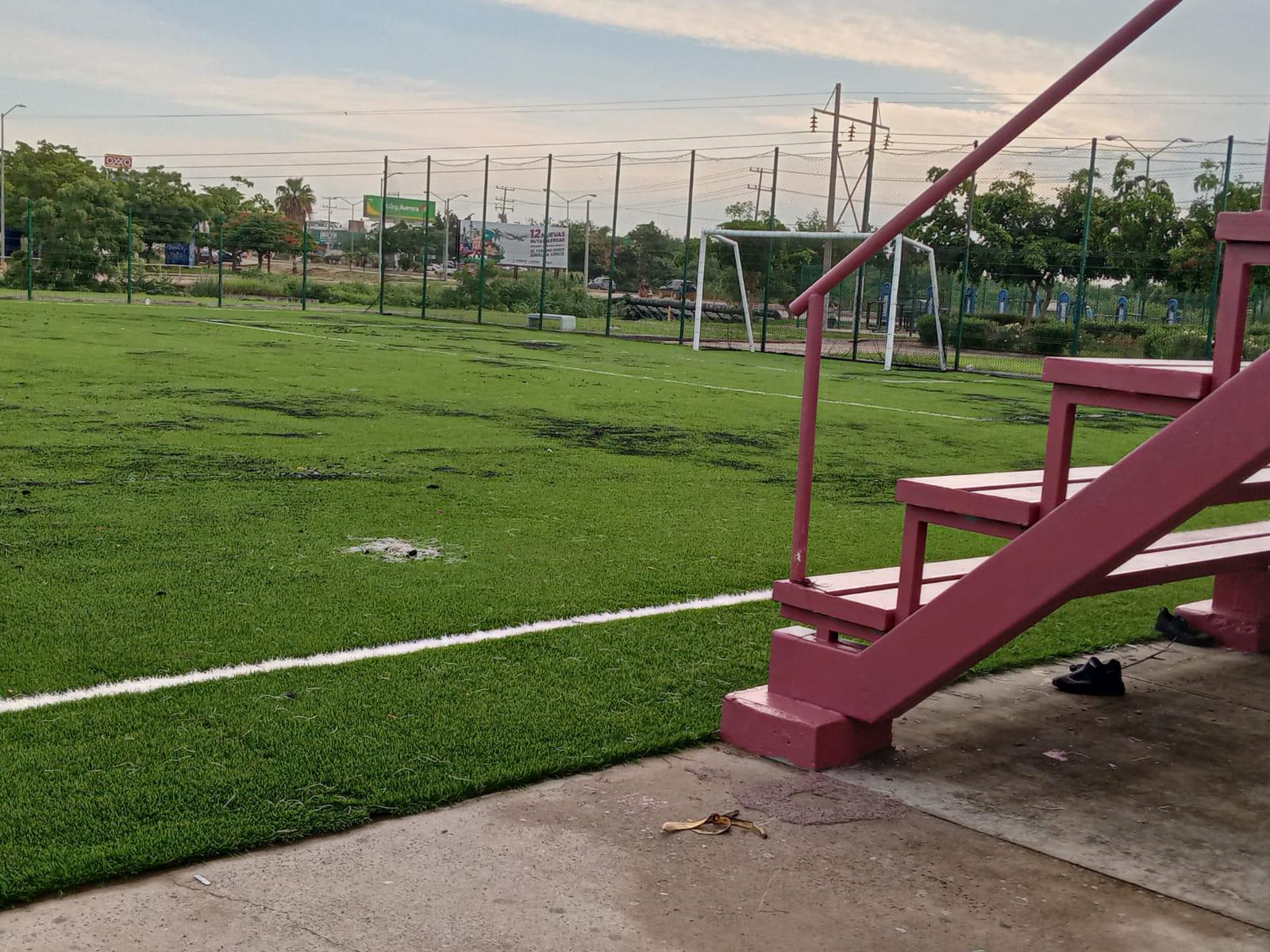 $!Rehabilitan el campo y parque deportivo en La Foresta; pero lluvia los deja encharcados