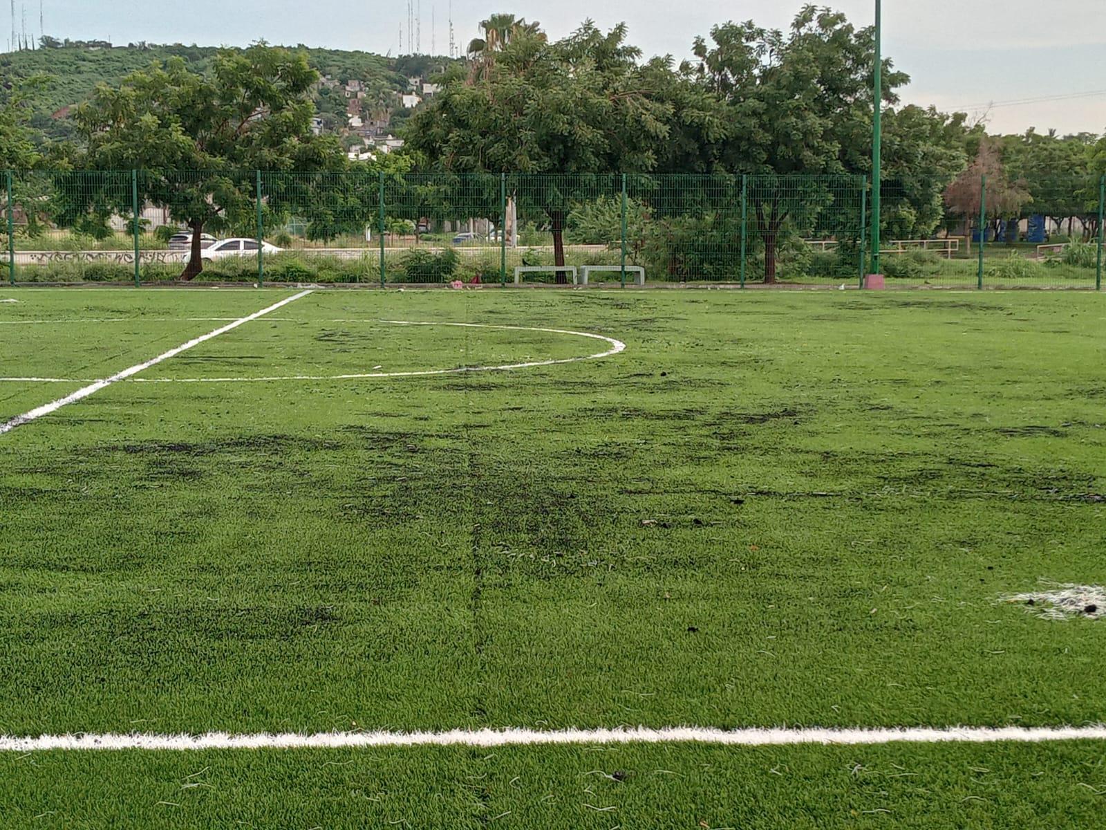 $!Rehabilitan el campo y parque deportivo en La Foresta; pero lluvia los deja encharcados