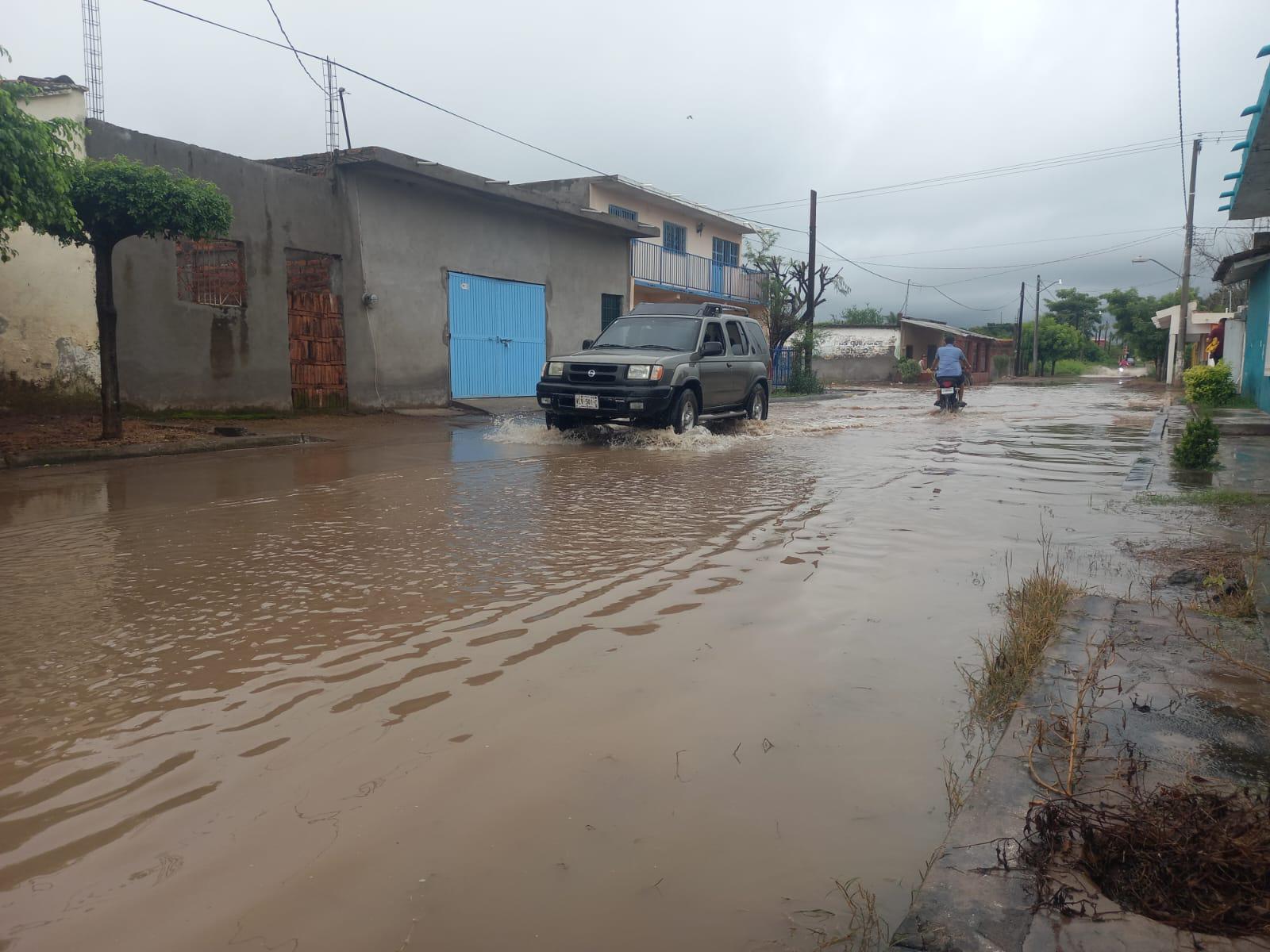 $!Habitantes de La Concha, en Escuinapa, despiertan rodeados de agua por huracán