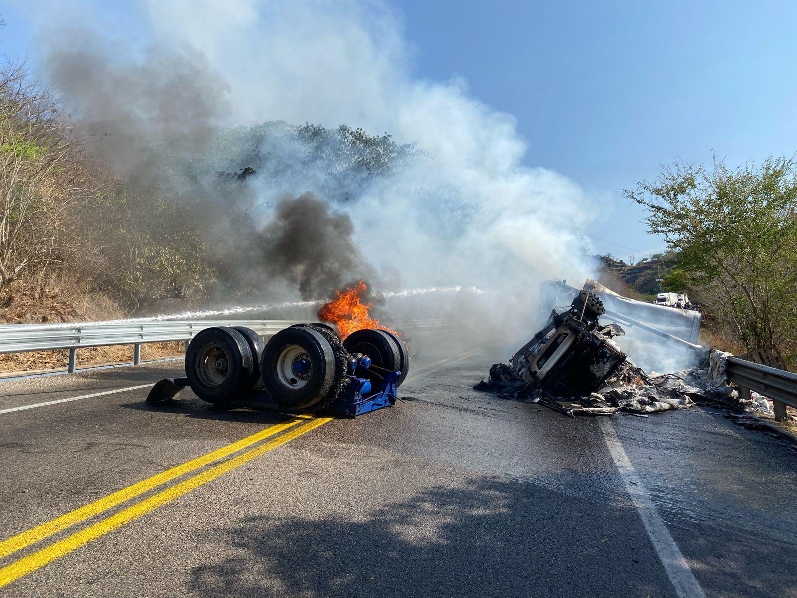 $!Tráiler sufre volcadura en la autopista Mazatlán-Durango y cierran la carretera