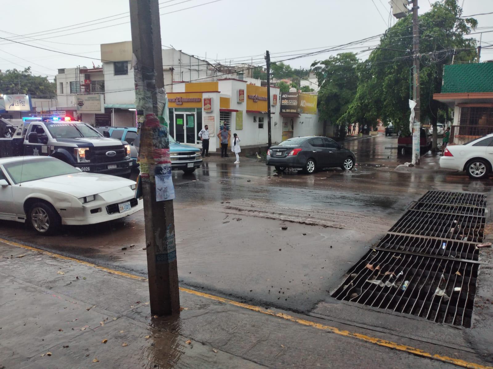 $!Calles inundadas dejan las lluvias del domingo en Culiacán; autoridades salen en auxilio de la ciudadanía