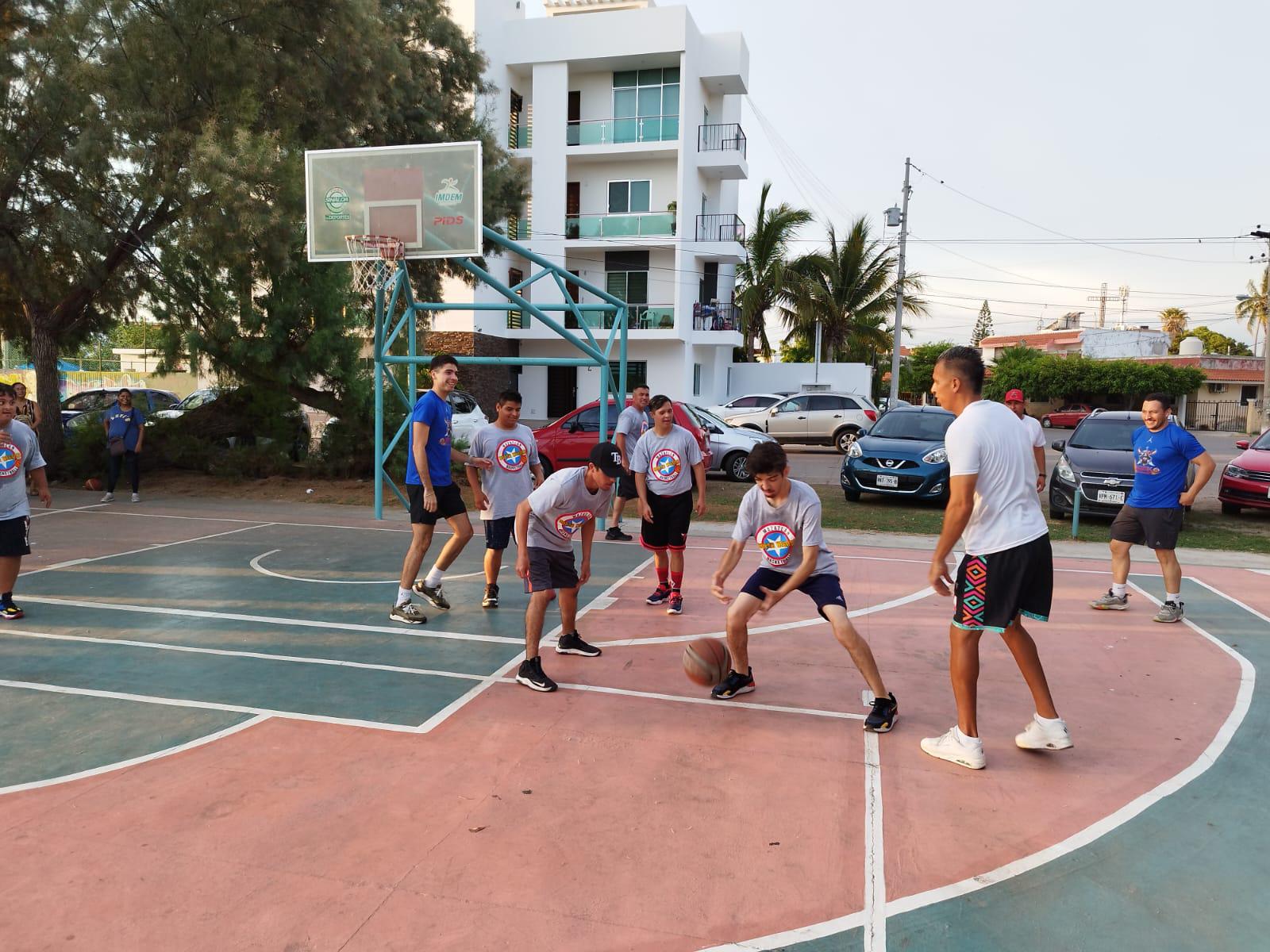 $!Piratas Basketball estrecha lazos de amistad con Súper Héroes Mazatlán