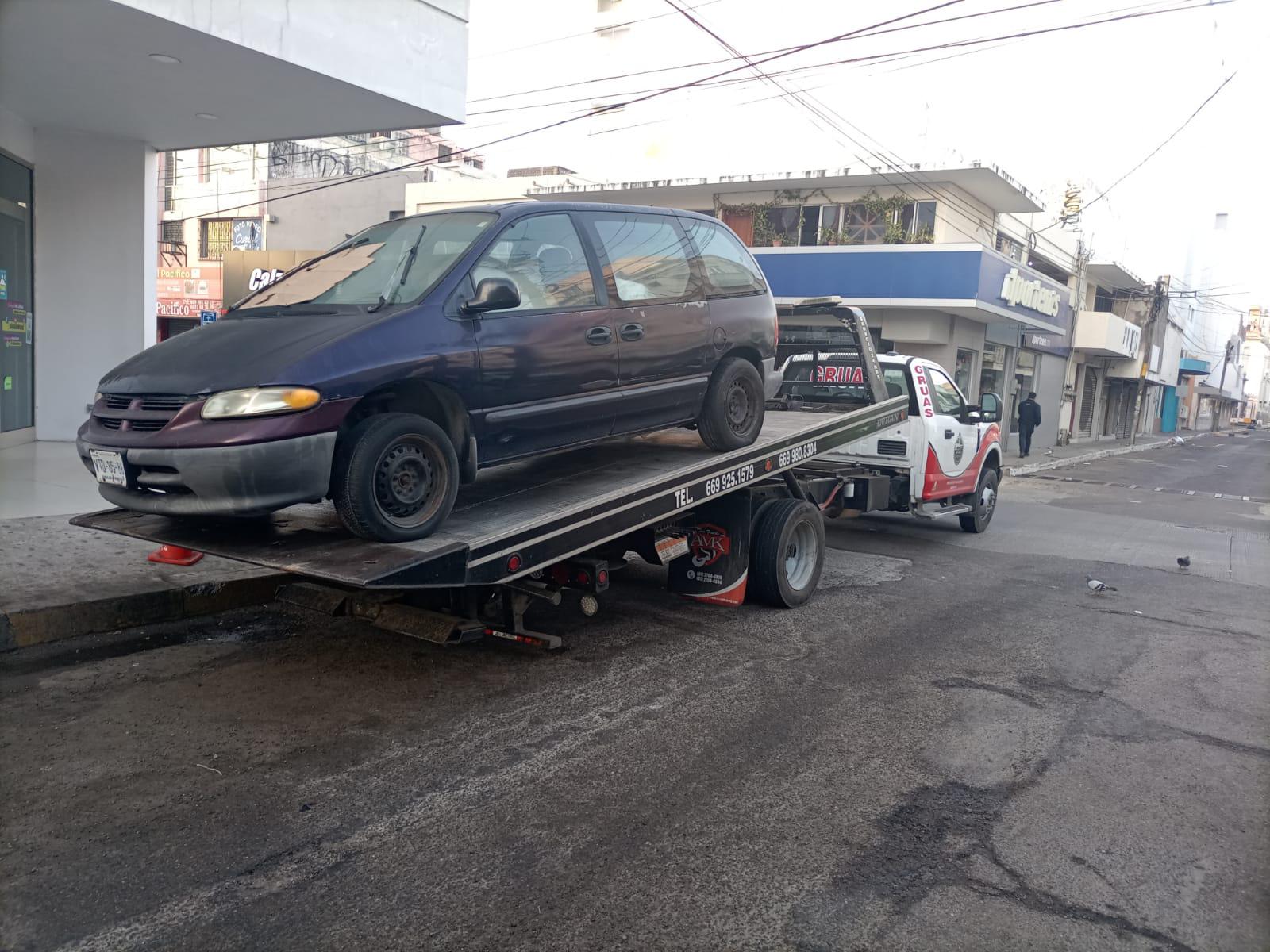 $!SSPyTM retira 10 vehículos varados en banquetas de Mazatlán