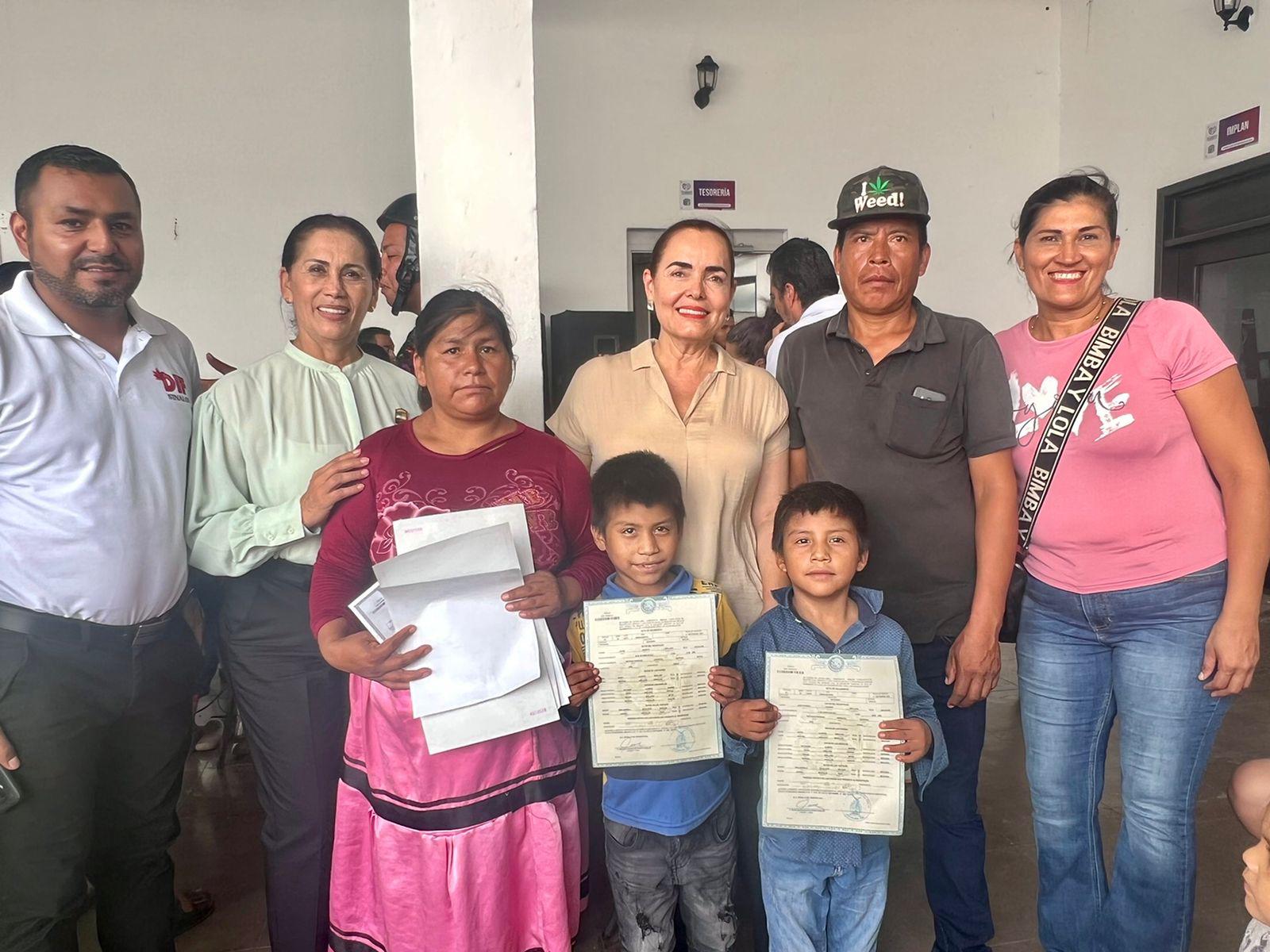 $!Atienden a familias en la jornada de registro civil en Escuinapa