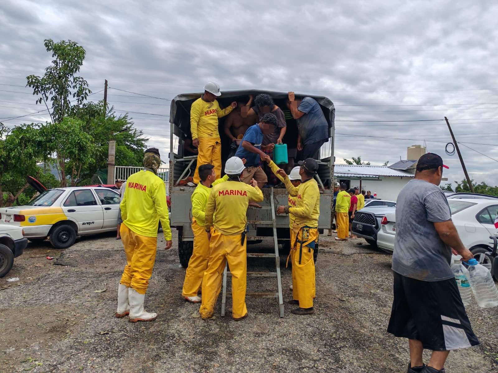 $!Marina suma 32 toneladas de insumos para llevar comida caliente a la población de Acapulco