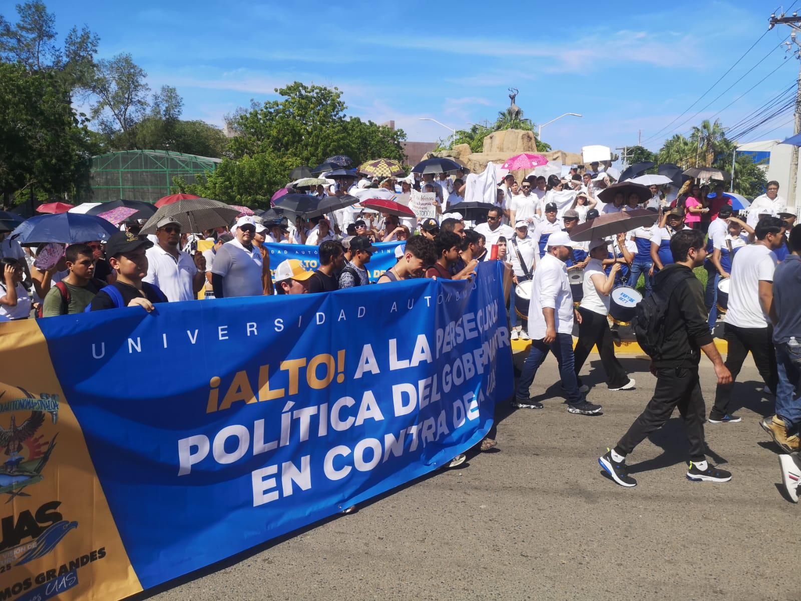 $!Marchan estudiantes de la UAS en Mazatlán tras separación del Rector