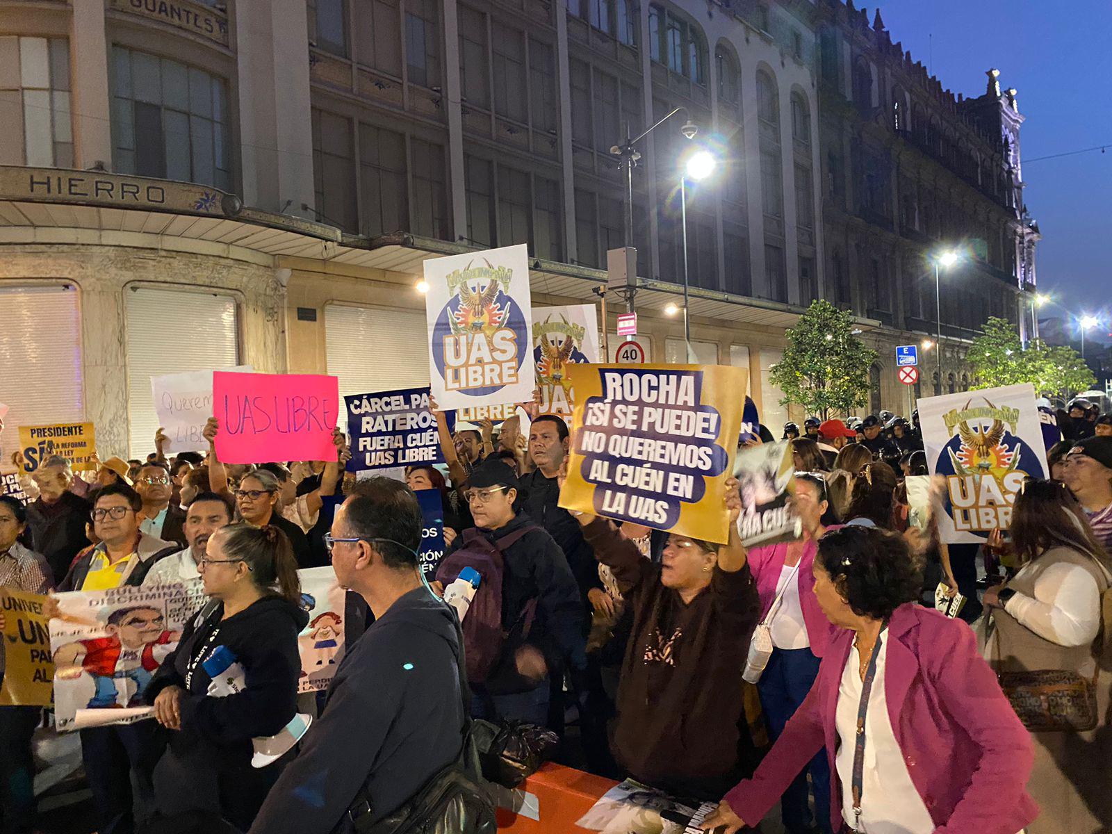 $!Estudiantes y docentes de la UAS se manifiestan en el Zócalo de CDMX