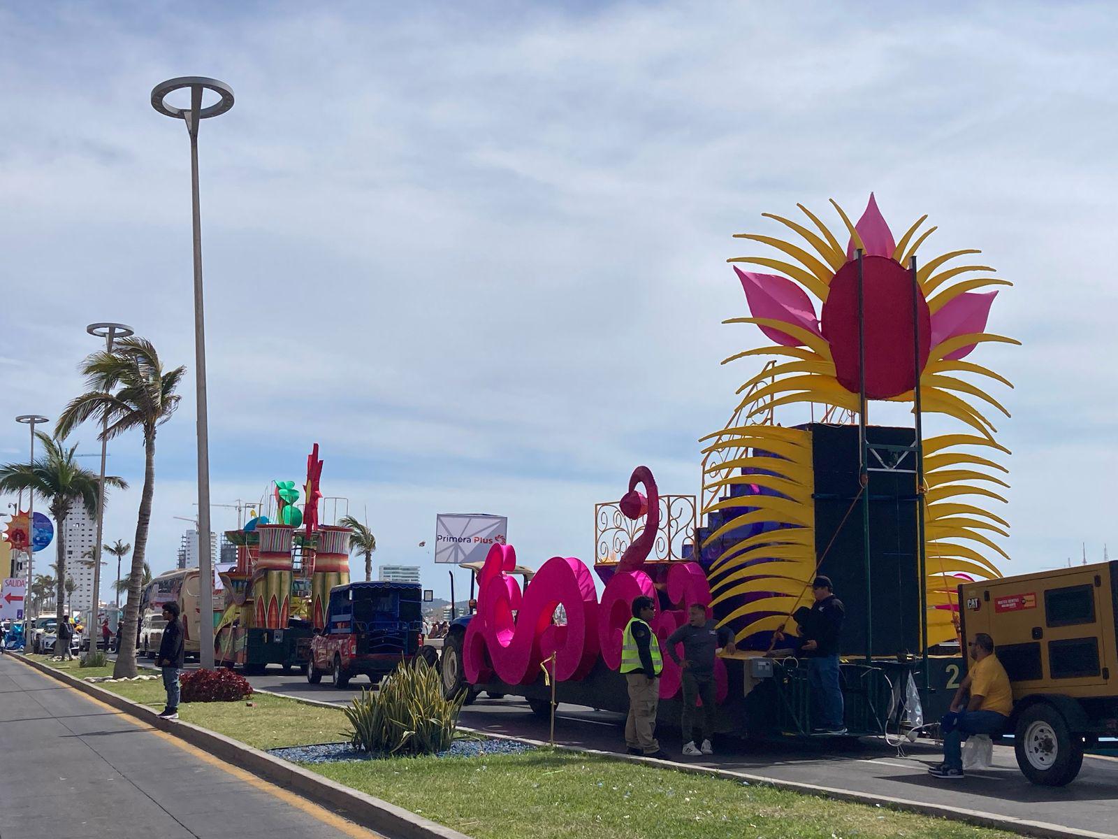 $!Inicia a las 16:00 horas el segundo desfile de Carnaval; ya esperan miles de personas en el malecón