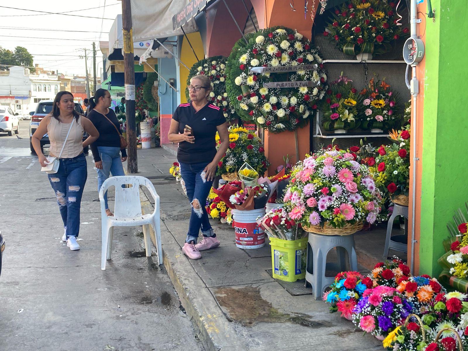 $!Floristas de Mazatlán están listos para vender arreglos este 14 de febrero