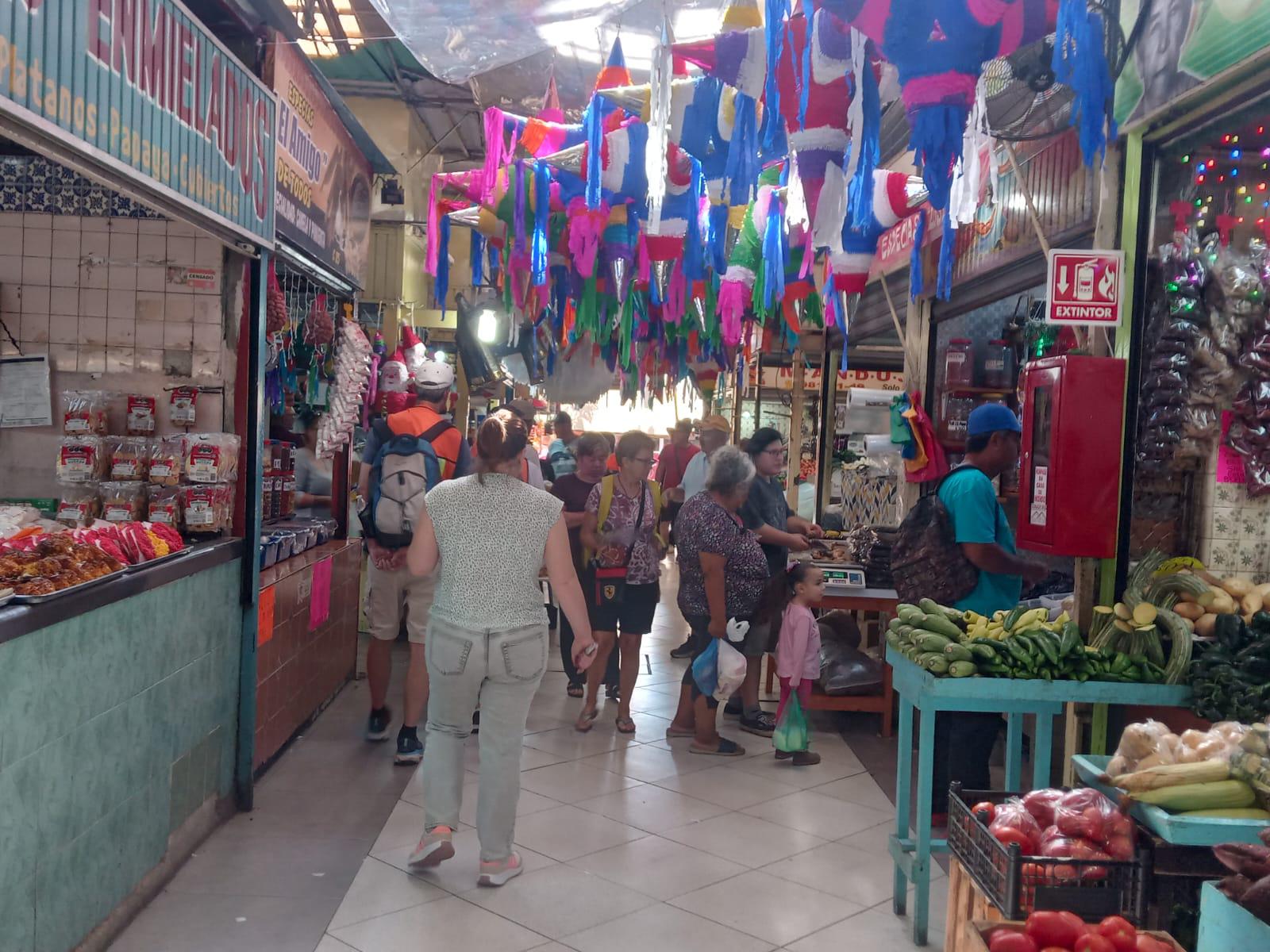 $!Visitantes llenan restaurantes y recorren el Centro Histórico de Mazatlán