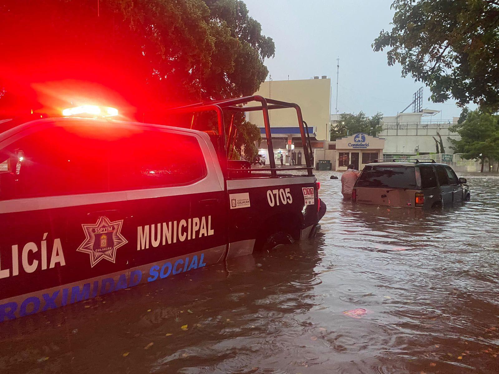 $!Deja lluvia en Culiacán daños en vehículos, árboles caídos y encharcamientos