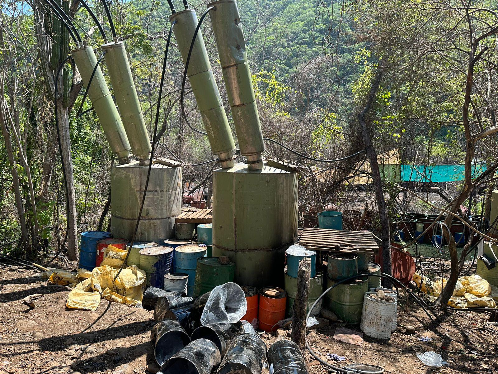 $!Desmantela Semar laboratorio clandestino a orillas del río San Lorenzo en Culiacán