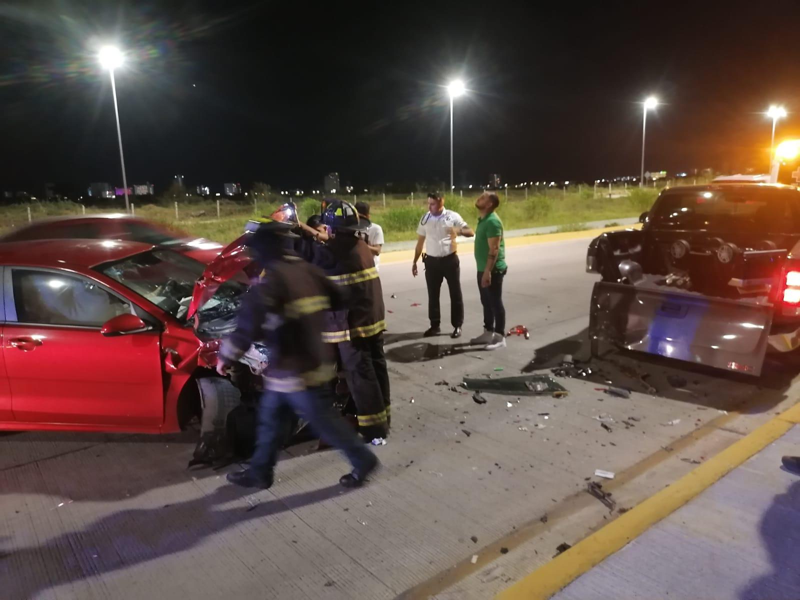 $!Choca auto contra camioneta estacionada en Mazatlán; conductor resulta lesionado