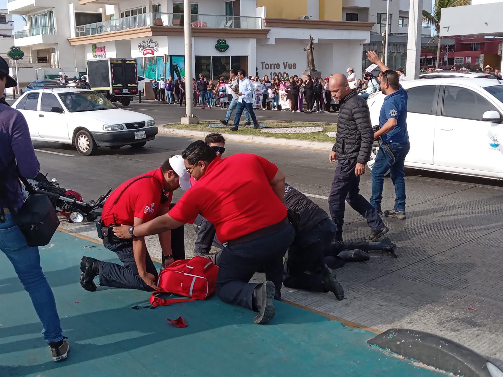 $!Resulta lesionado motociclista en choque en la Avenida del Mar