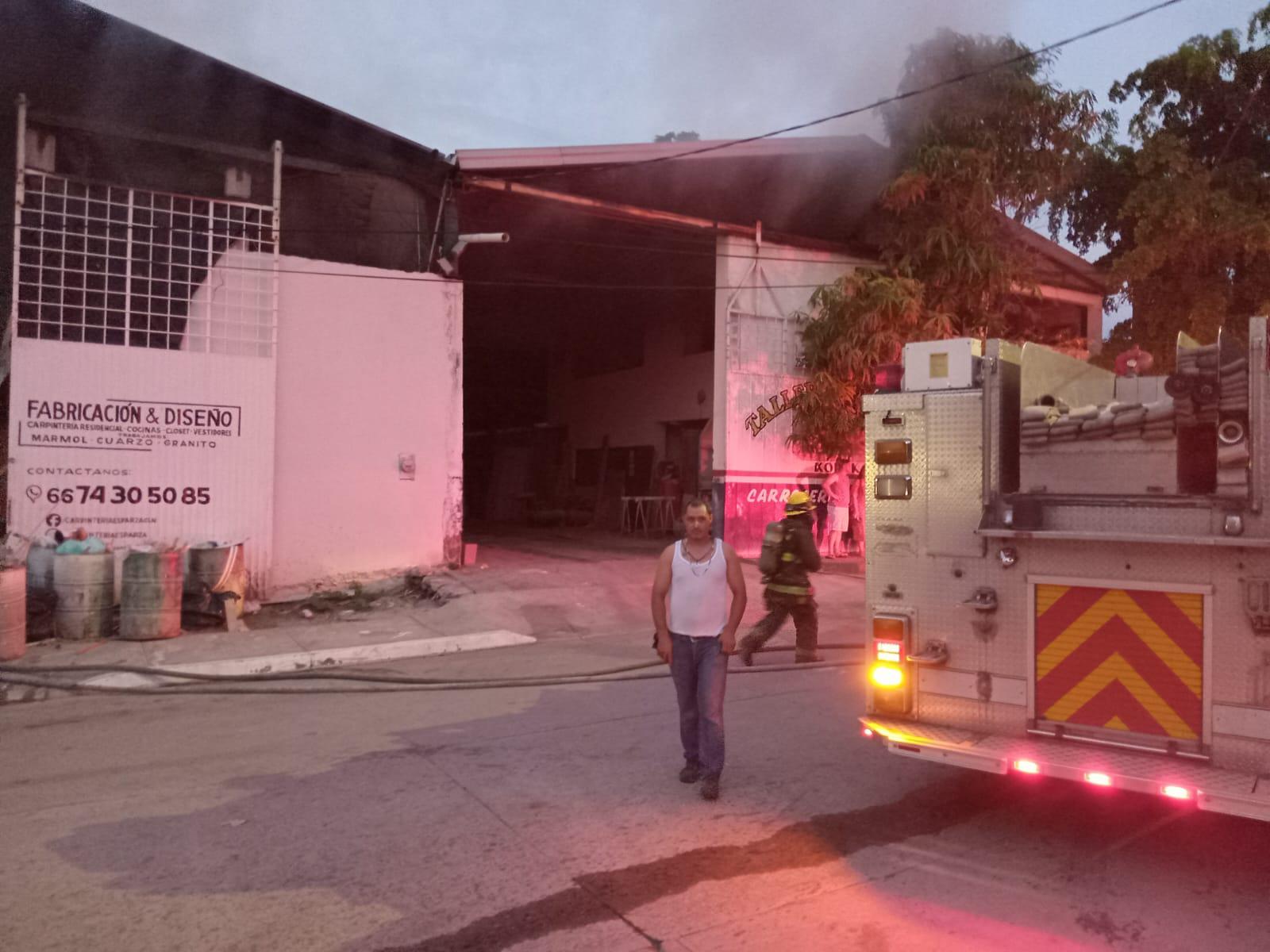 $!Se incendia taller de carpintería en Culiacán