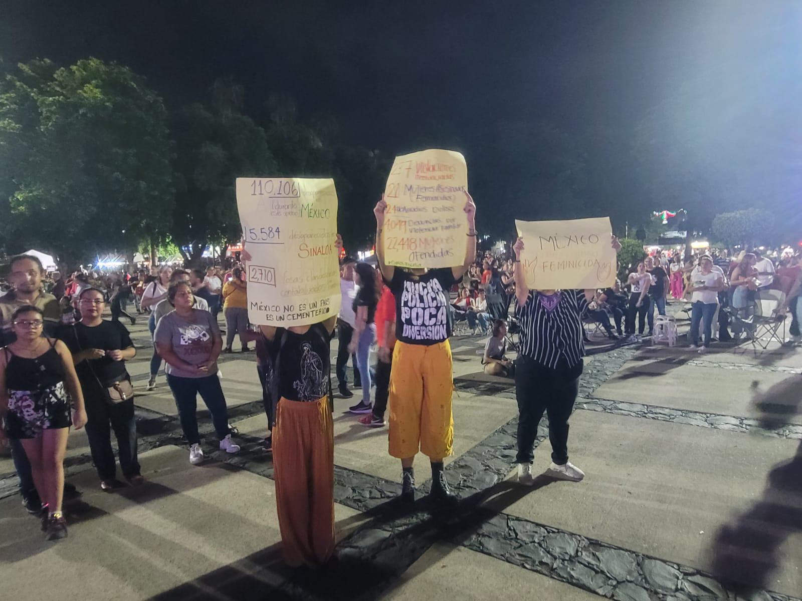 $!Protestan por las cifras de violencia en Sinaloa durante festejo patrio