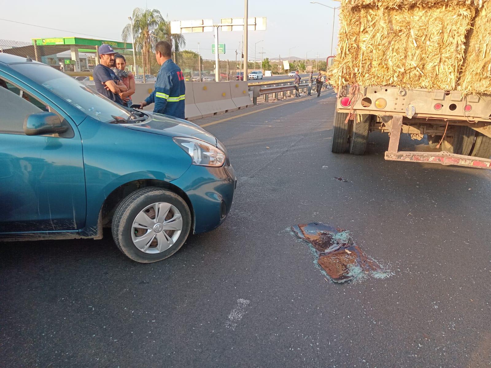 $!Conductores resultan ilesos tras carambola entre un tráiler y varios vehículos en Culiacán