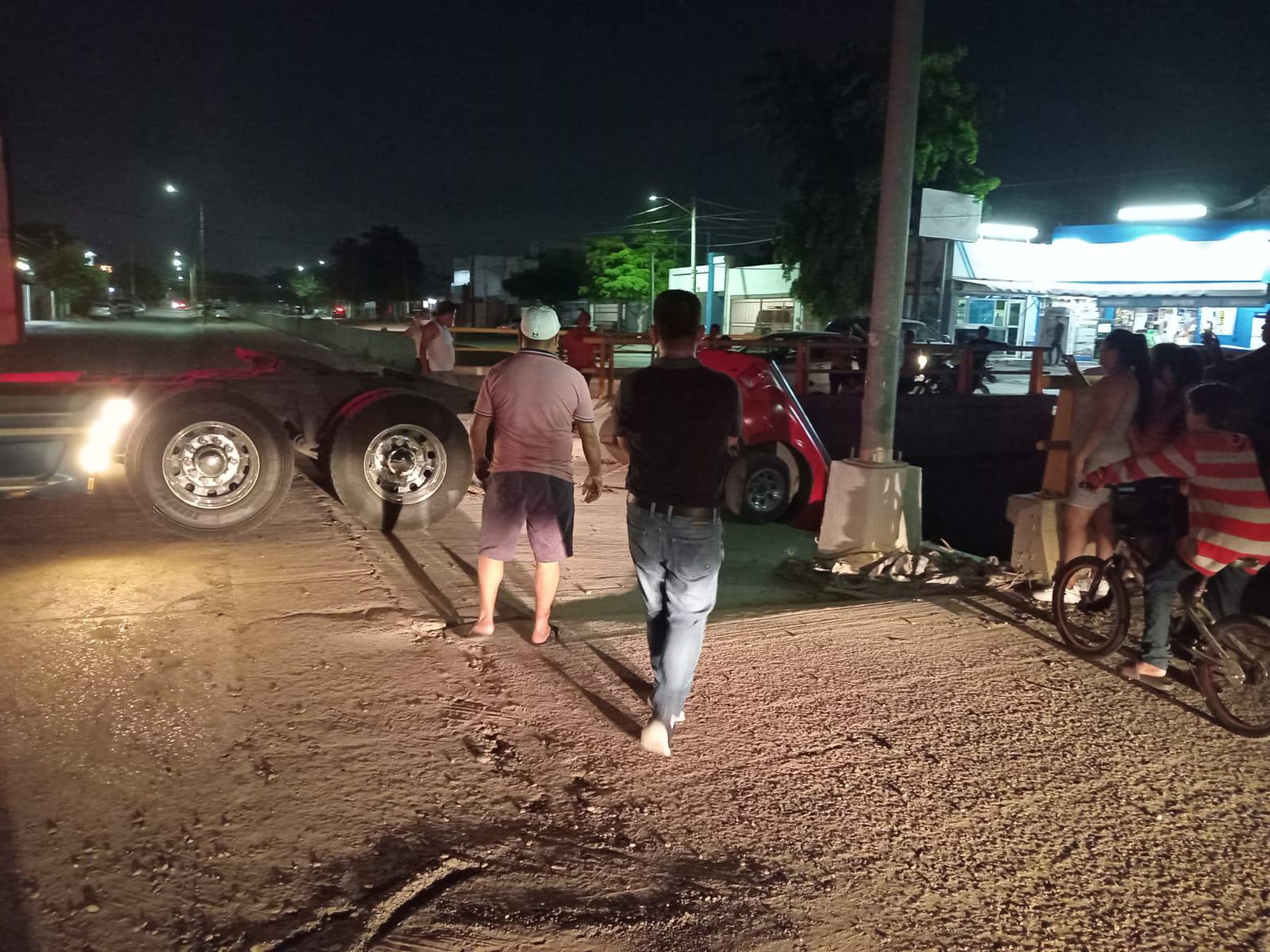 Cae camioneta a un canal en Culiacán; adulto mayor resulta lesionado