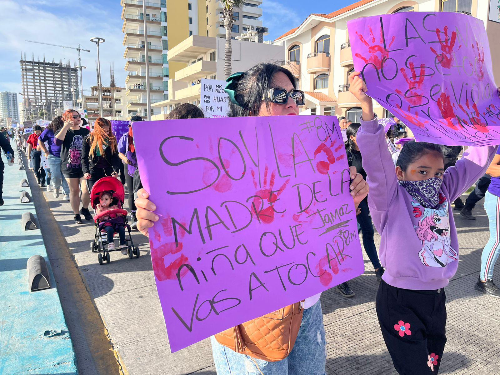 $!Mujeres en Mazatlán ‘encienden el fuego de sus voces’ en la Marcha del 8M