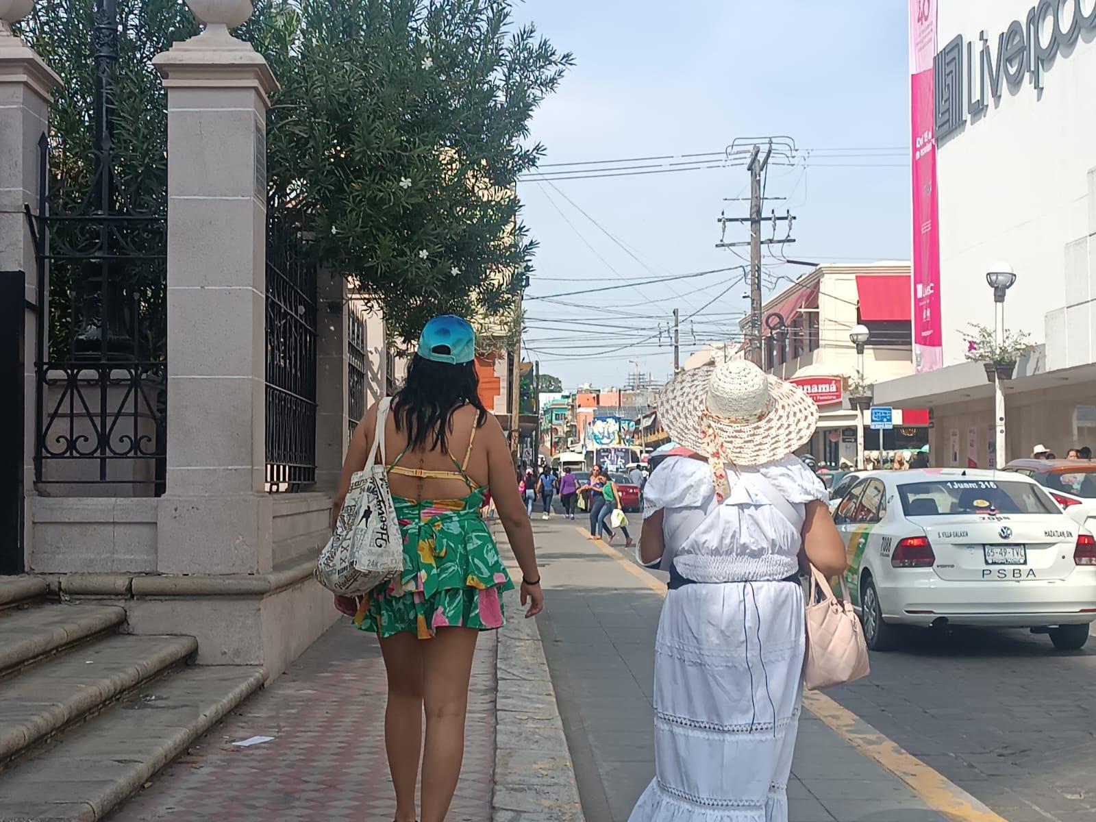 $!Turistas disfrutan del fin de semana en Mazatlán