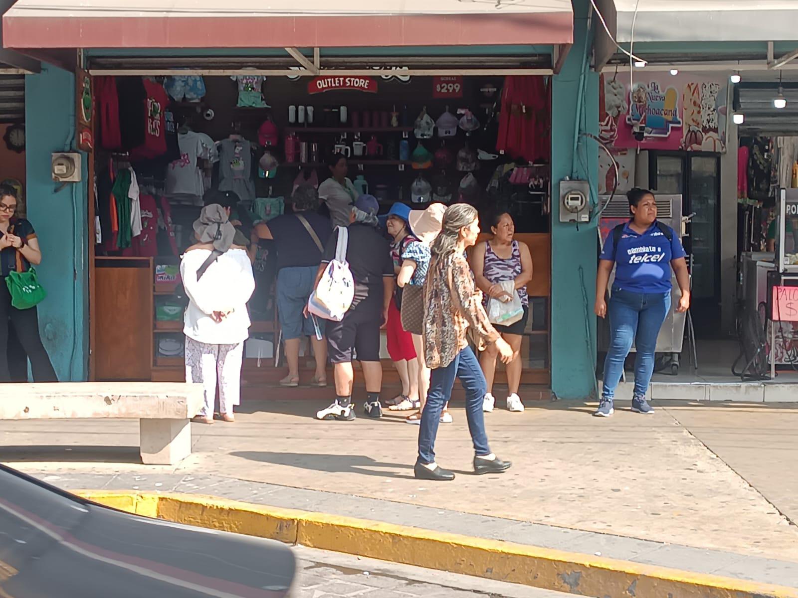 $!Turistas disfrutan del fin de semana en Mazatlán