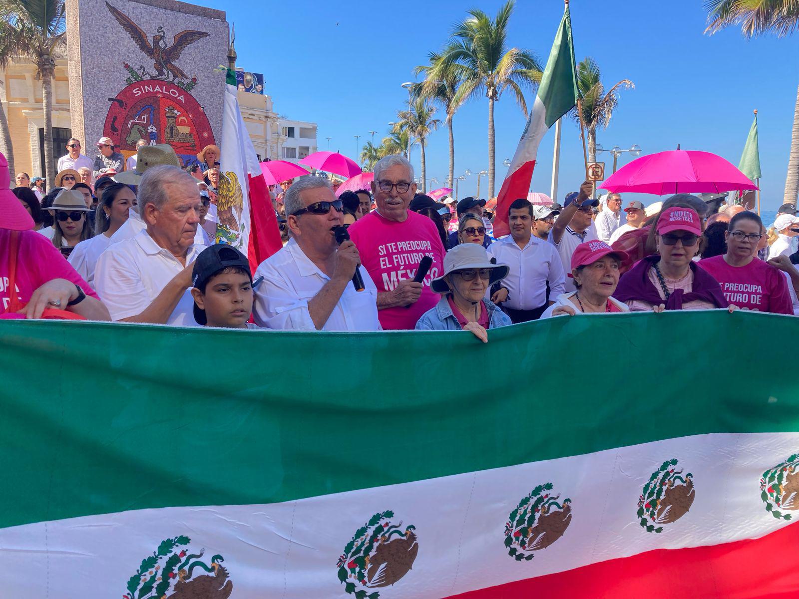 $!Marchan en Mazatlán ‘por Nuestra Democracia’ desde el Escudo de Sinaloa