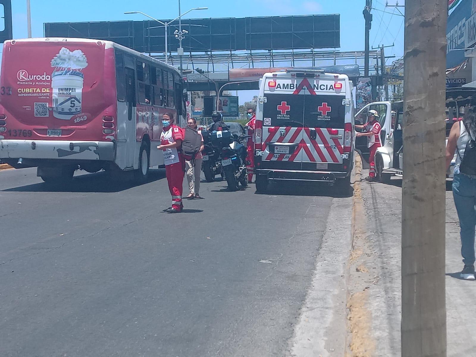 $!Deja choque un motociclista lesionado y congestionamiento vial en avenida Ejército Mexicano, en Mazatlán