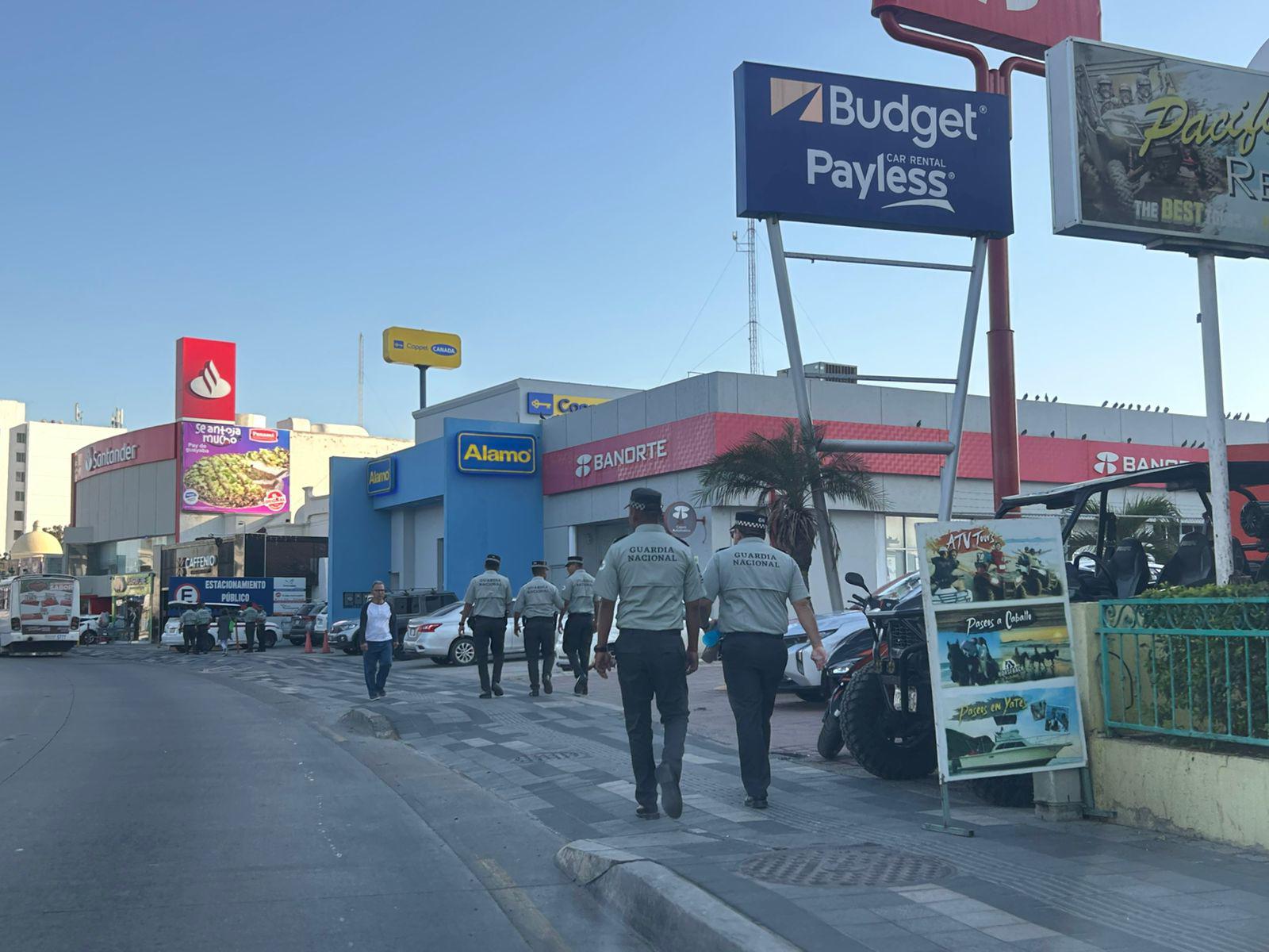 $!Elementos de Guardia Nacional patrullan Zona Dorada a pie ante visita de Sheinbaum a Mazatlán