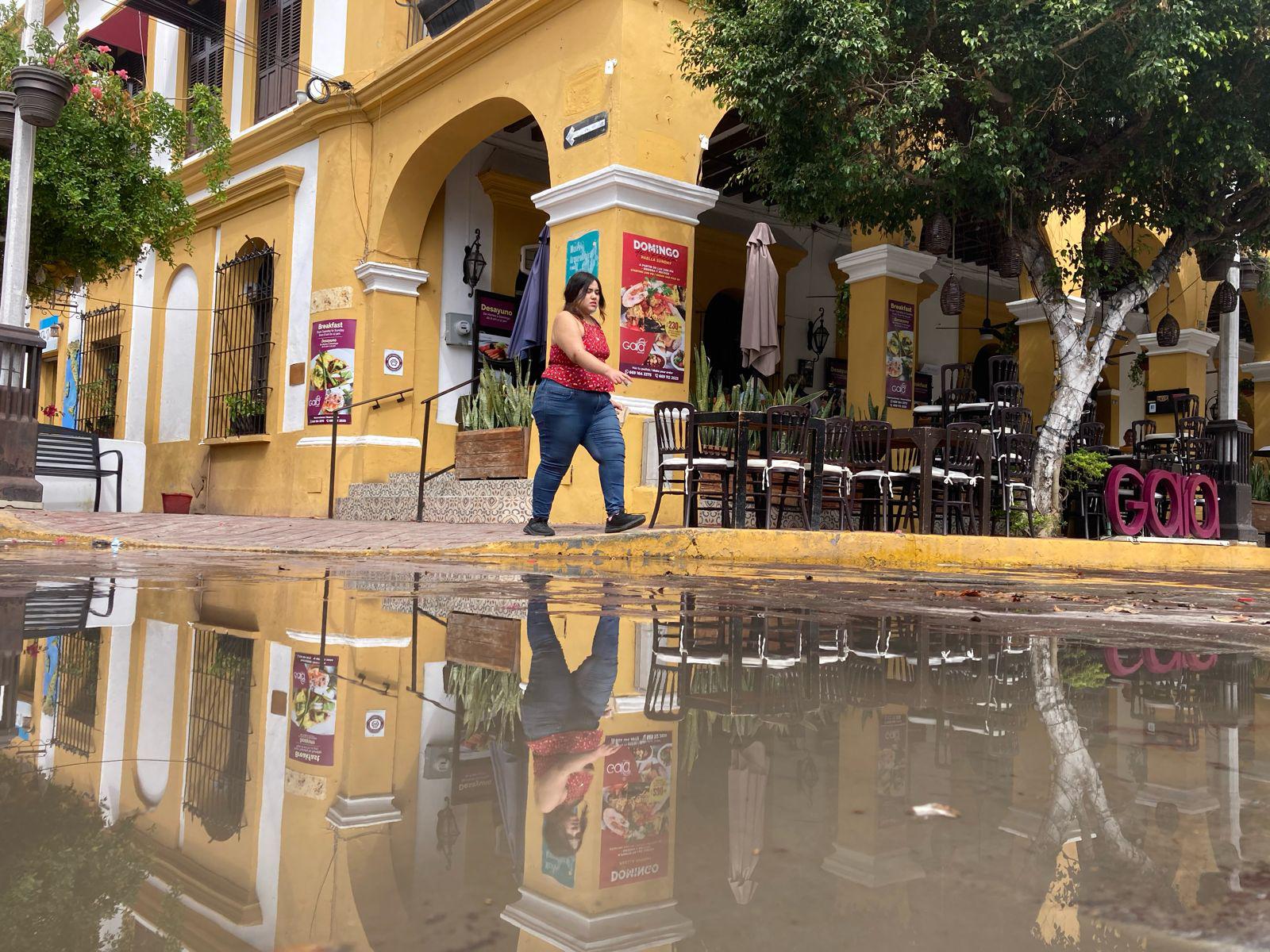 $!Reparan fuga de agua que inundó el viernes calles del Centro Histórico de Mazatlán