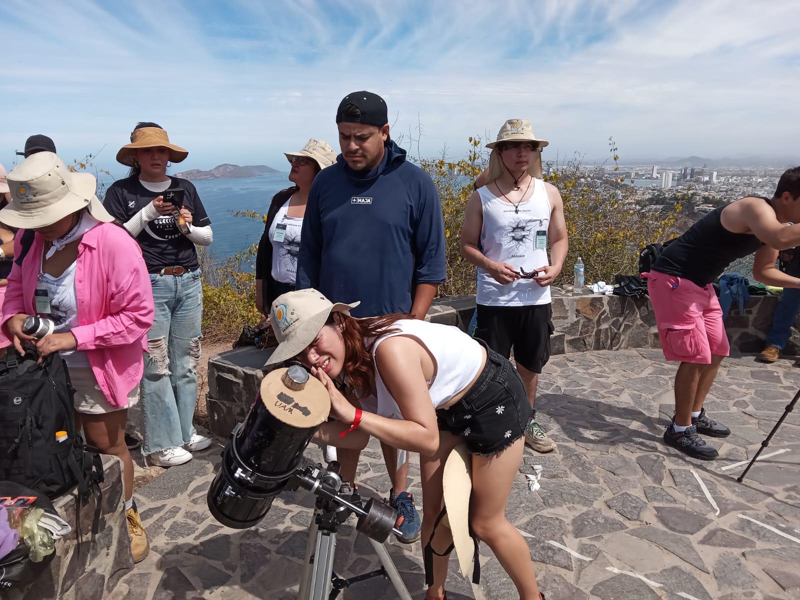 $!Turistas hasta de Nueva Zelanda y Taiwán observan el Eclipse desde El Faro de Mazatlán