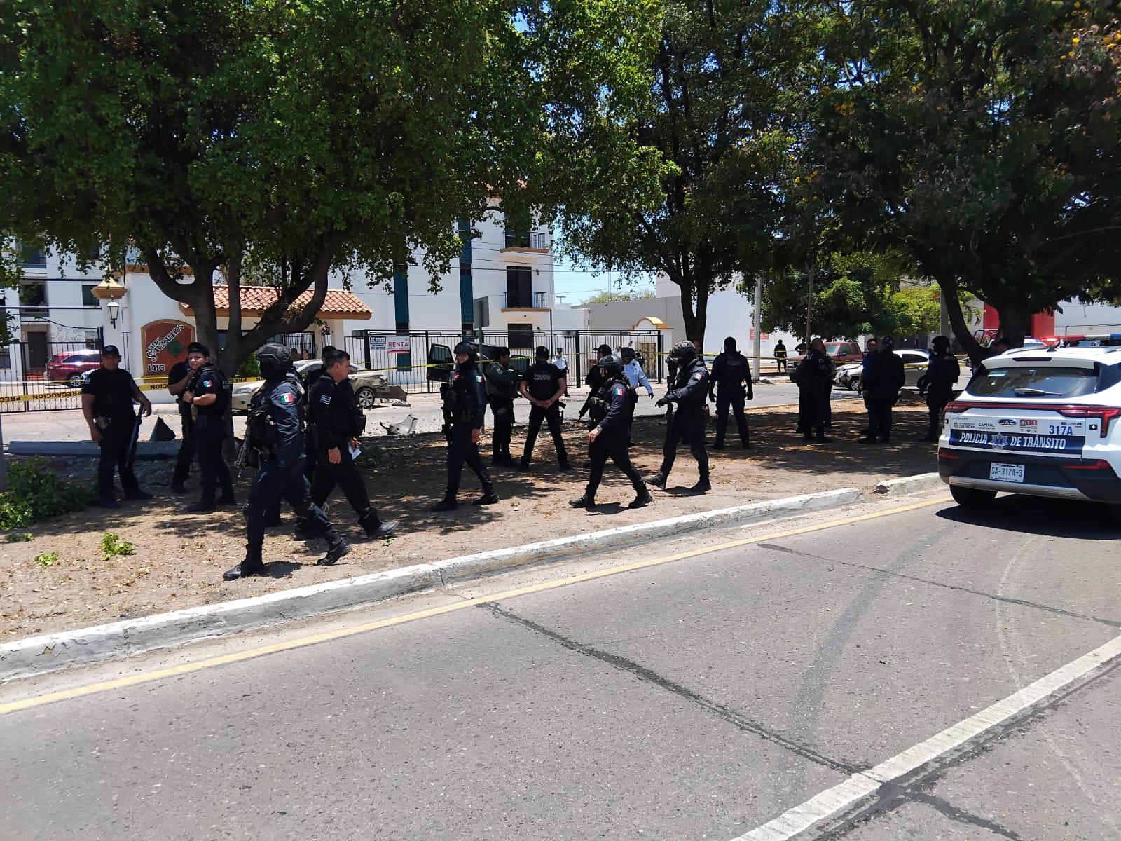 $!Persecución a balazos termina en volcadura y choque por el Malecón de Culiacán