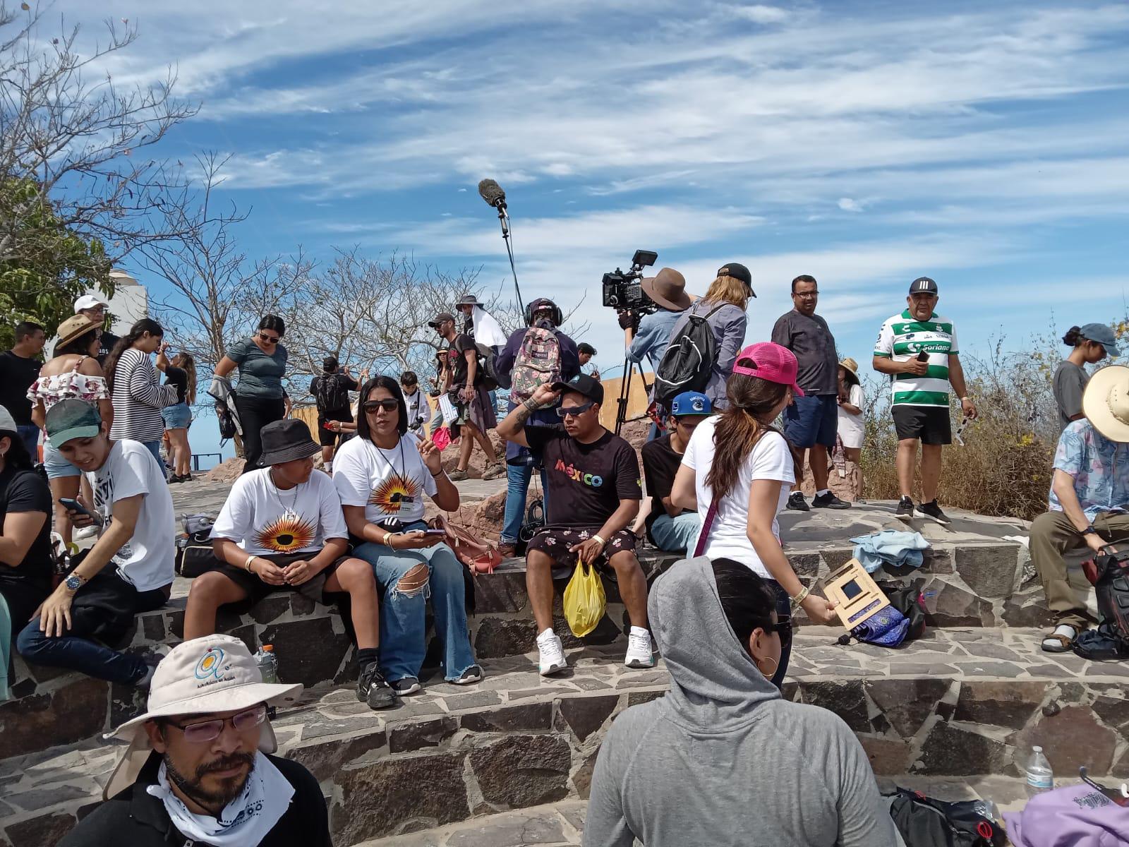 $!Turistas hasta de Nueva Zelanda y Taiwán observan el Eclipse desde El Faro de Mazatlán