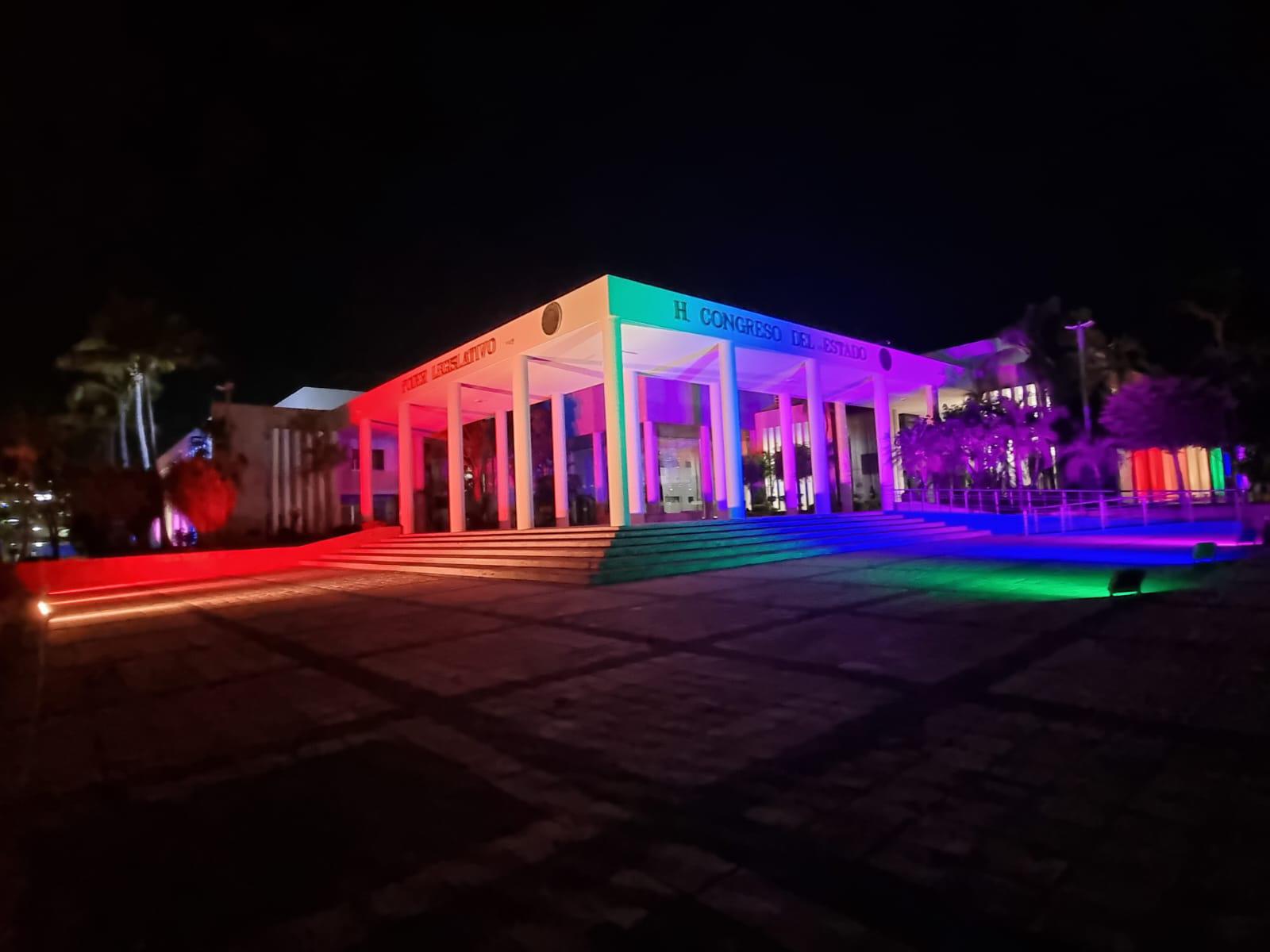 $!Iluminan el Congreso de Sinaloa con los colores de la bandera LGBT+