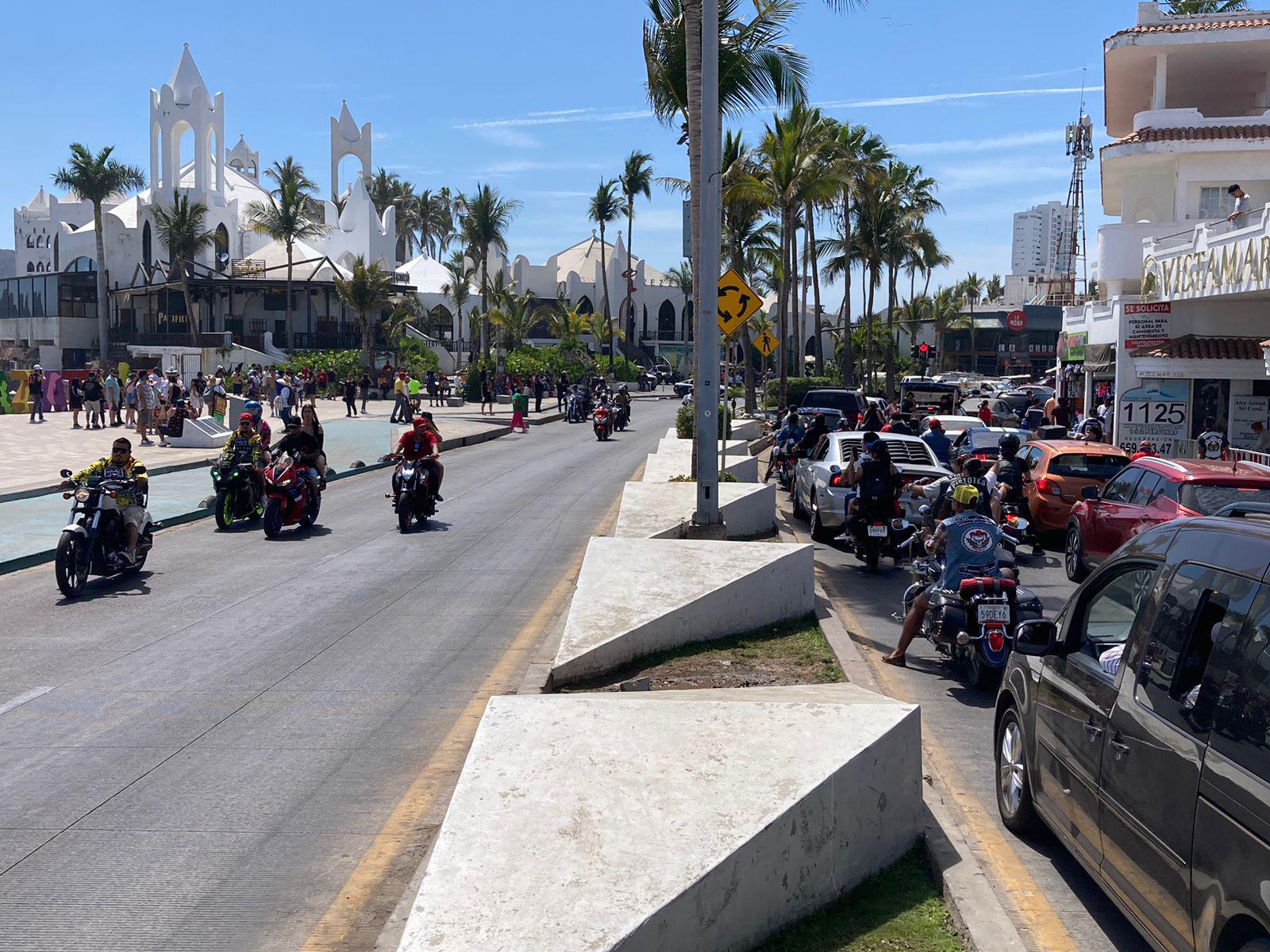 $!Cierran a la circulación vehicular el malecón por el desfile de la Semana de la Moto en Mazatlán