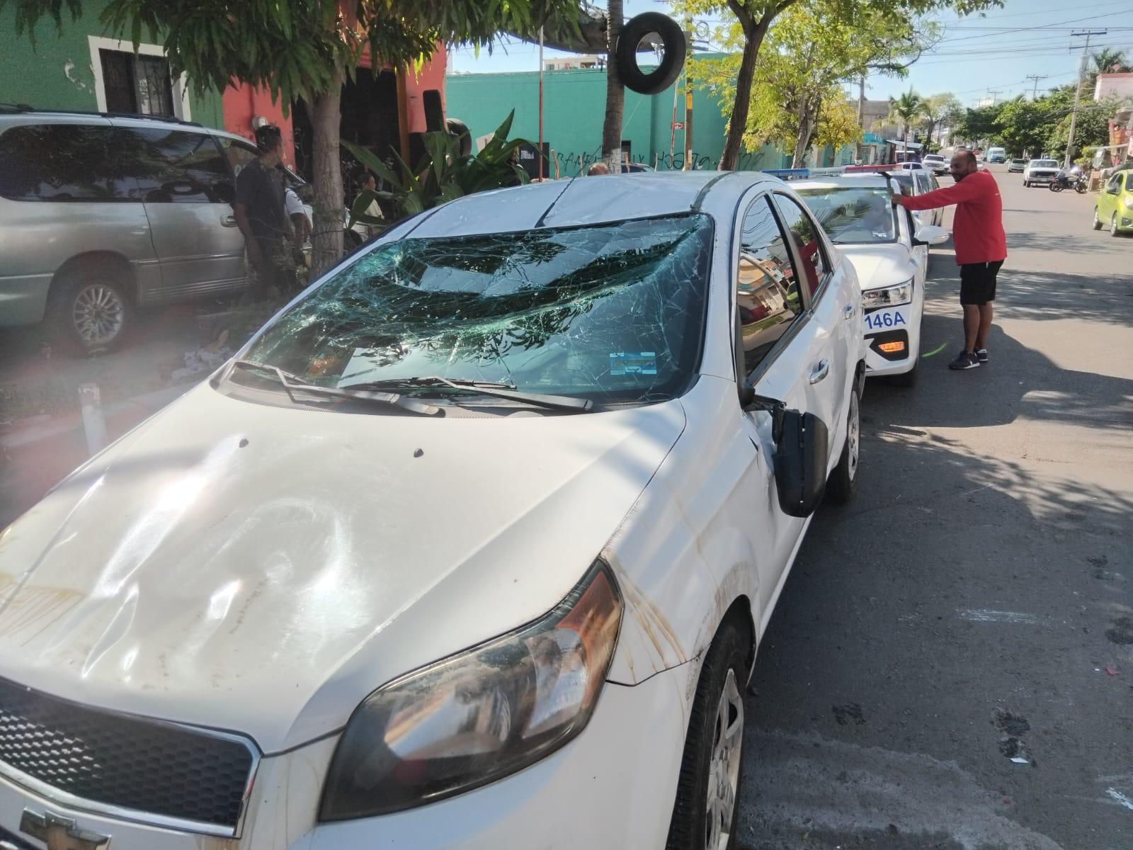 $!Conductor choca contra camioneta estacionada y vuelca, en Mazatlán