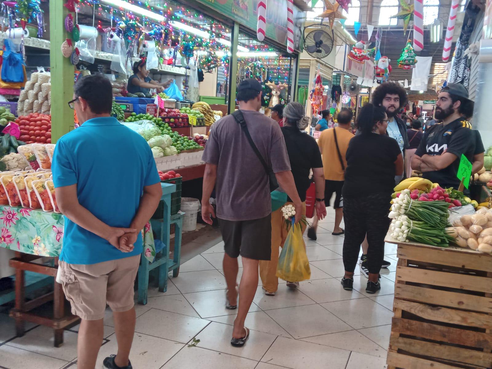 $!Visitantes llenan restaurantes y recorren el Centro Histórico de Mazatlán