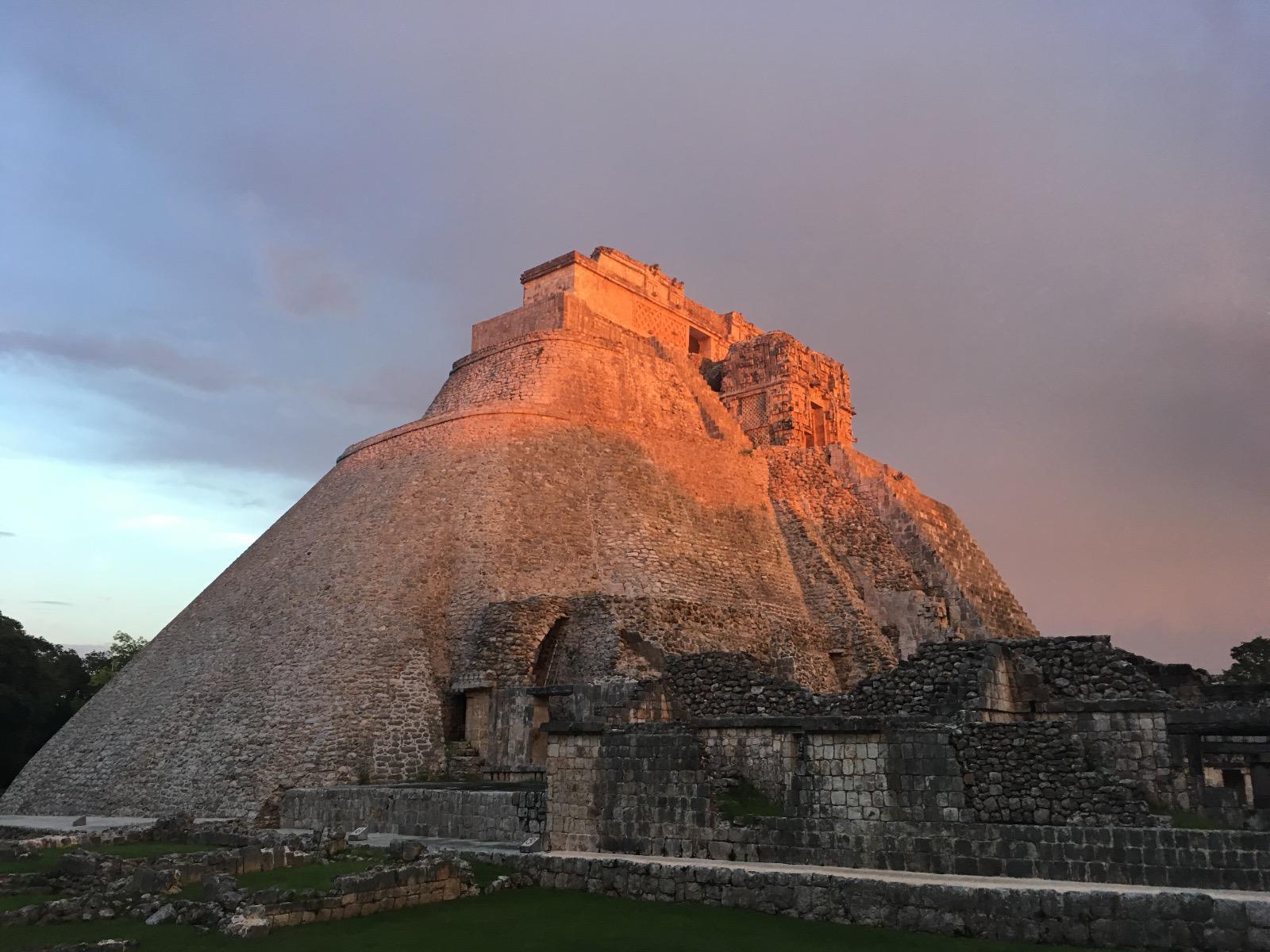 $!El Templo del Adivino al atardecer, en la Zona Arqueológica de Uxmal, Yucatán.