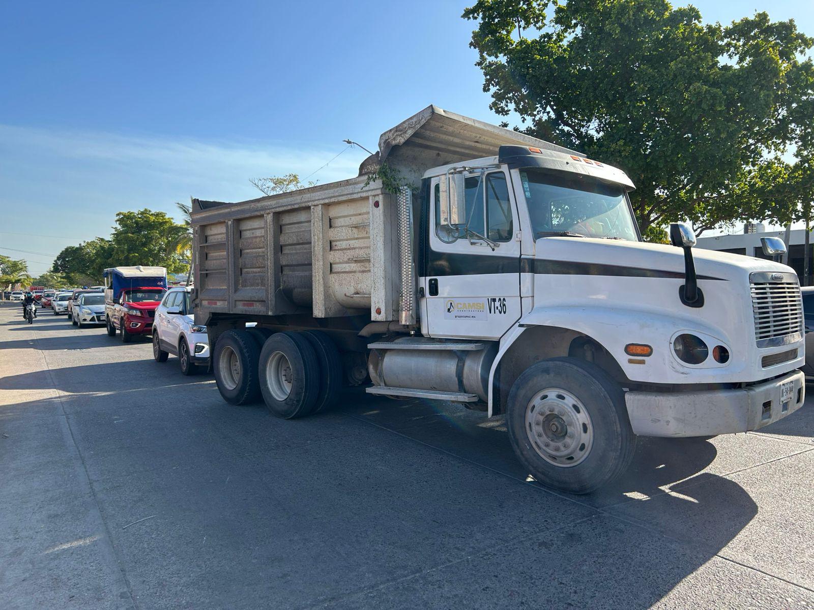 $!Bloquean Avenida Bicentenario en Mazatlán para demandar electricidad en secundaria