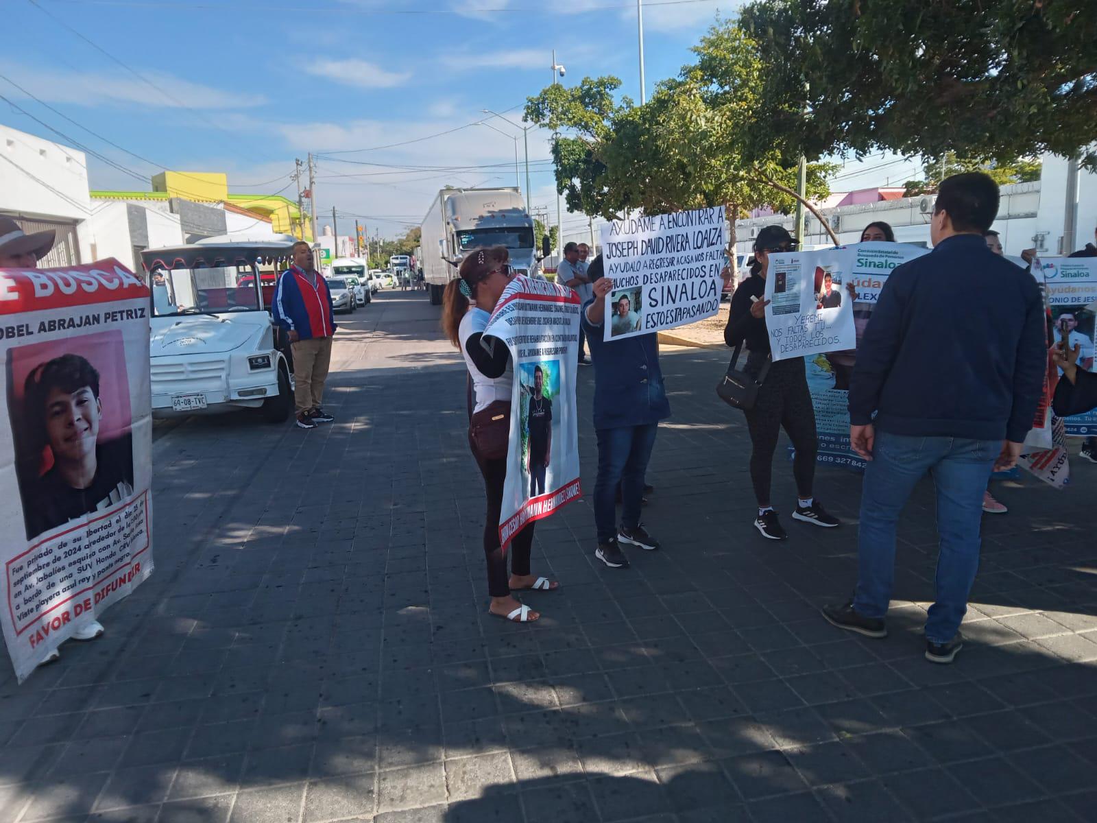 $!Bloquean familiares de personas desaparecidas la avenida frente a muelle de cruceros para exigir ayuda para buscarlos