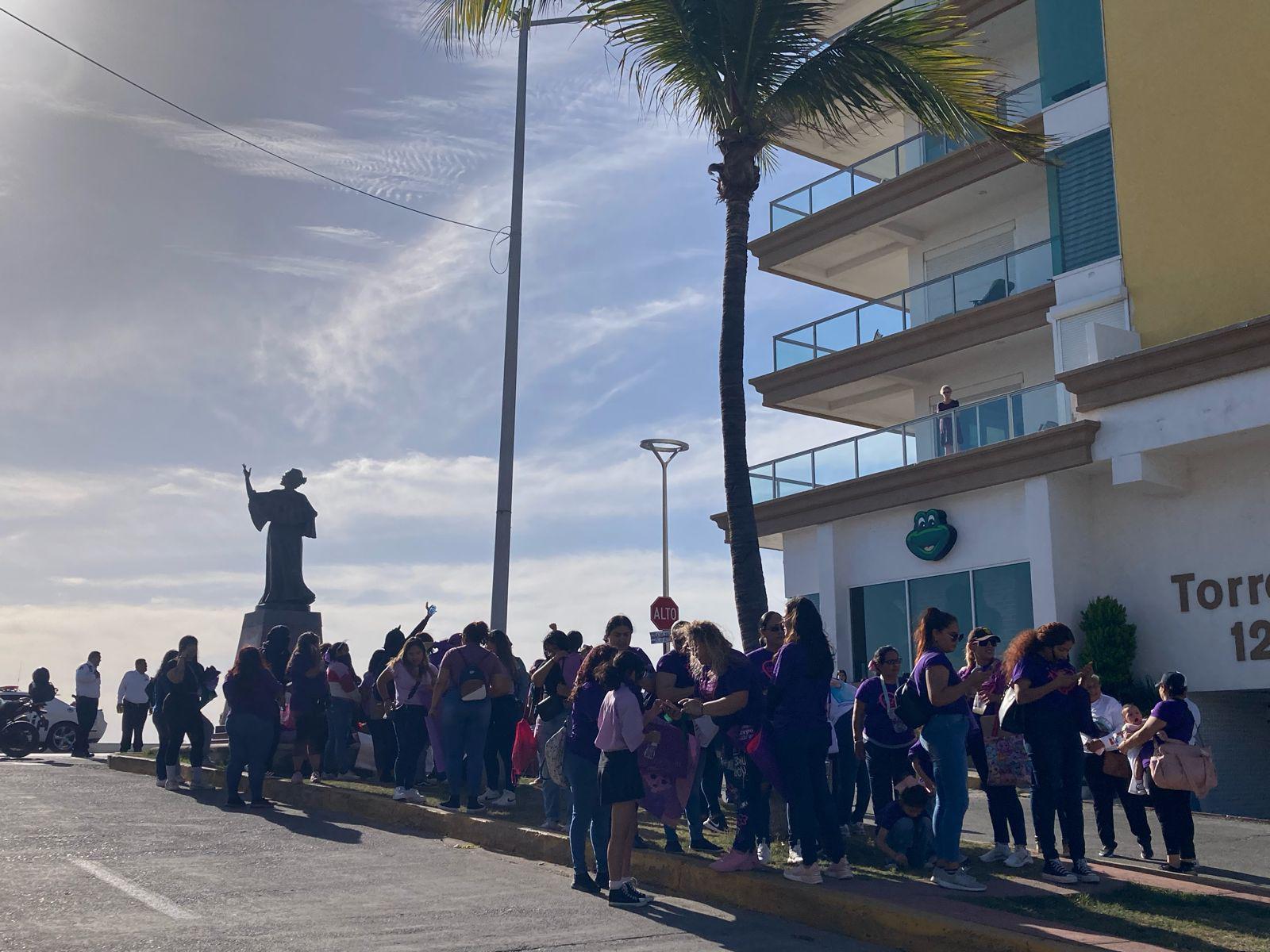 $!‘Mujer escucha, esta es tu lucha’; inicia la Marcha 8M por el malecón de Mazatlán