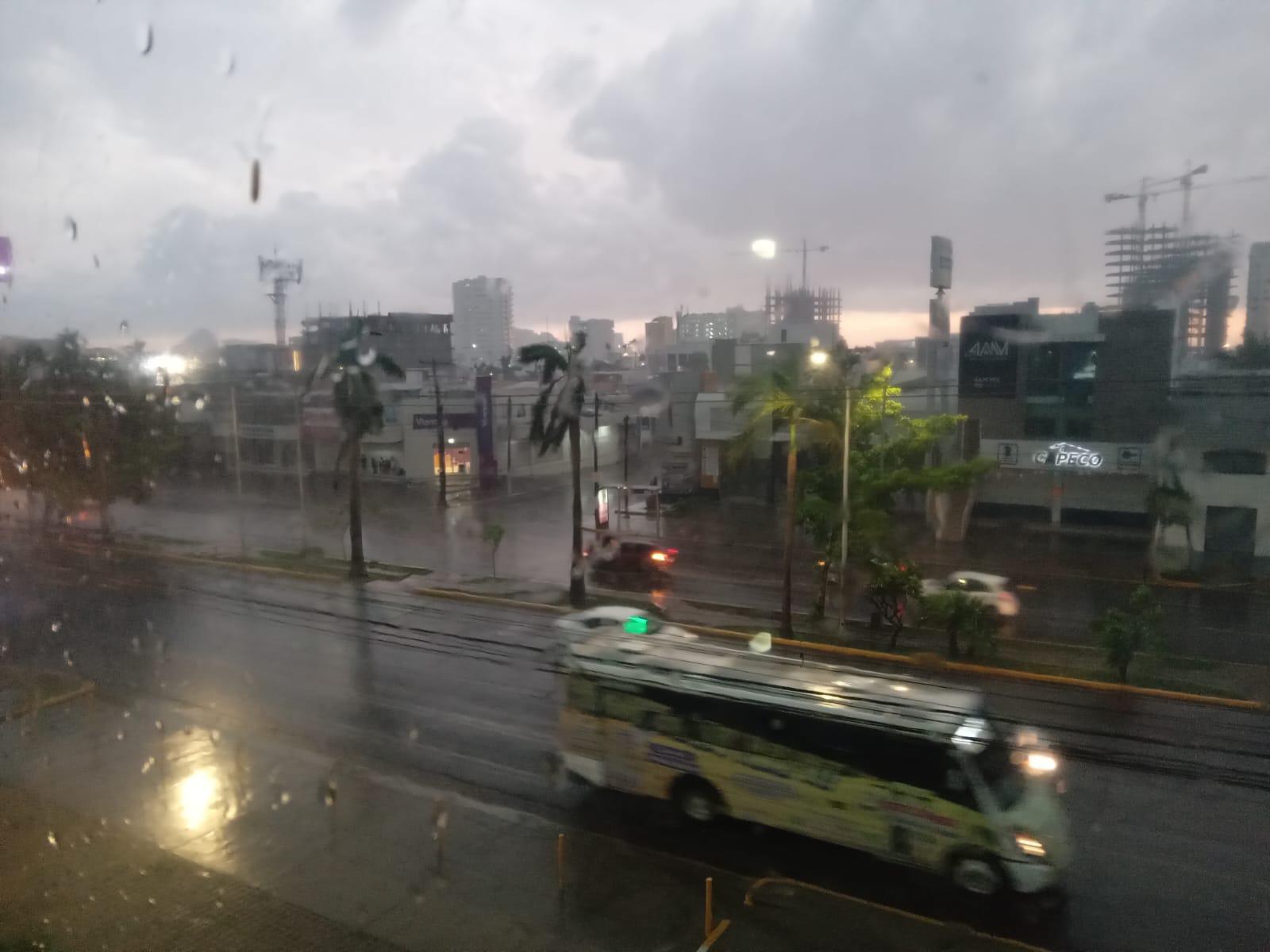 $!Azotan a Mazatlán fuertes lluvias y tormenta eléctrica la tarde de este sábado