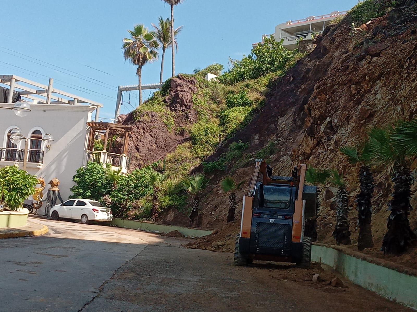 $!Provoca tormenta también deslaves en el Cerro del Vigía, en Mazatlán