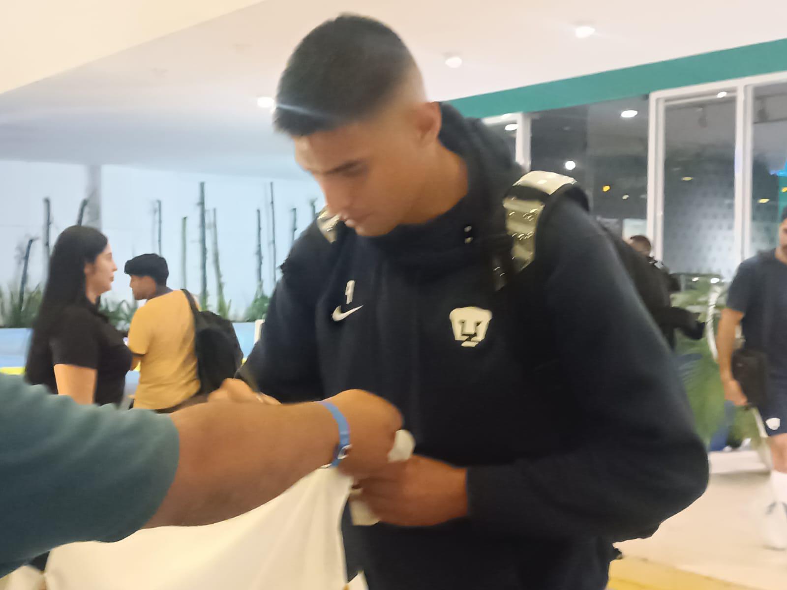 $!Llega Pumas a Mazatlán y es recibido con entusiasmo por un grupo de aficionados