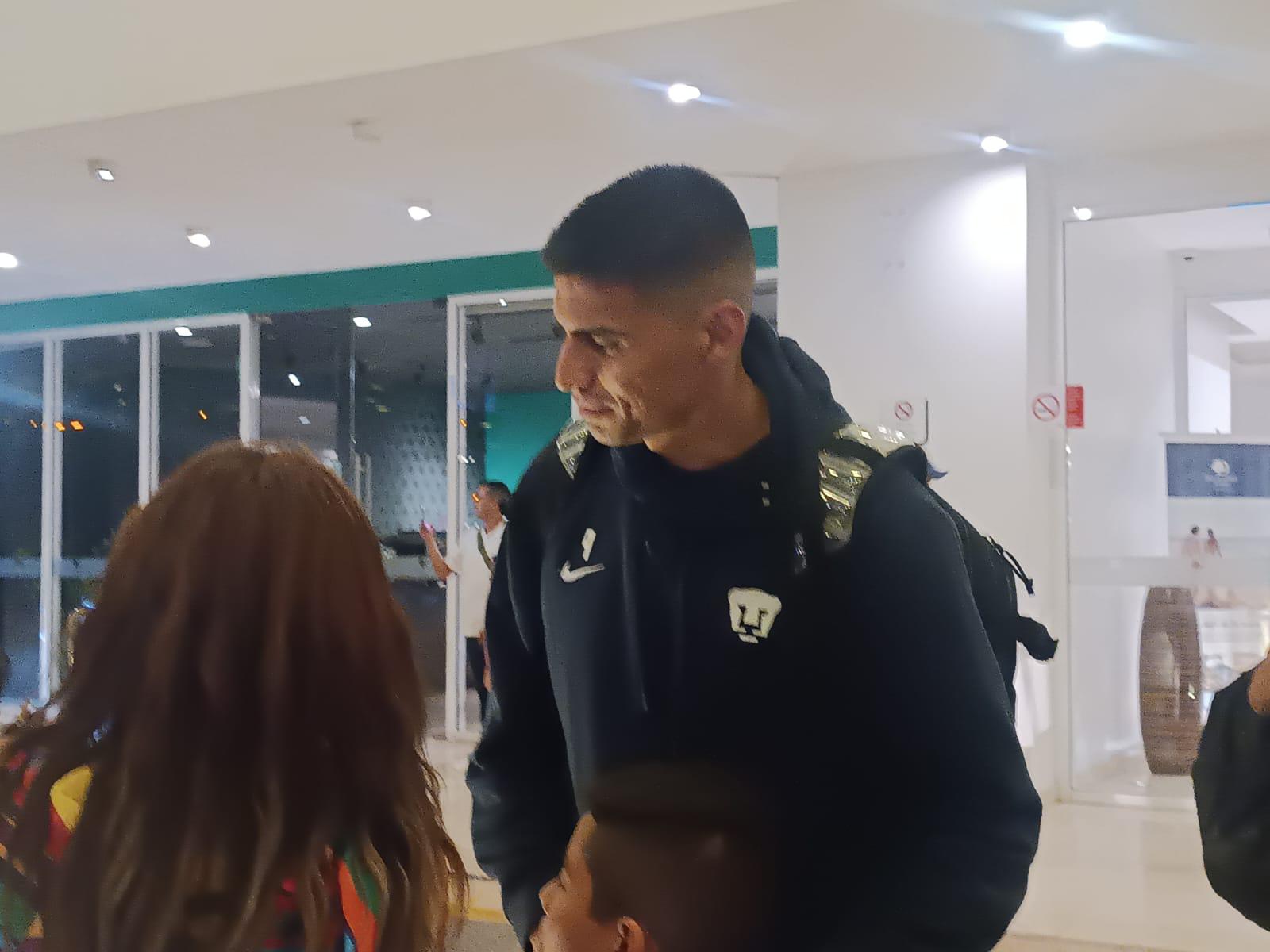 $!Llega Pumas a Mazatlán y es recibido con entusiasmo por un grupo de aficionados