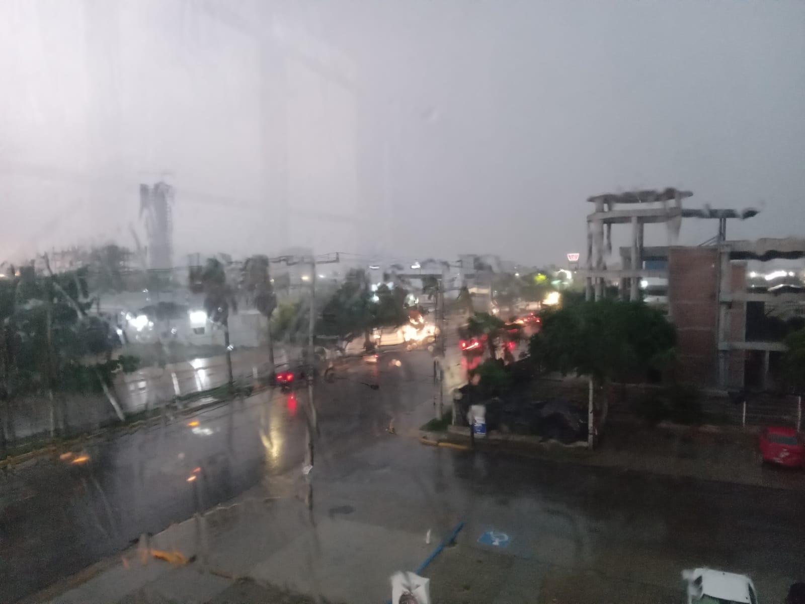 $!Azotan a Mazatlán fuertes lluvias y tormenta eléctrica la tarde de este sábado