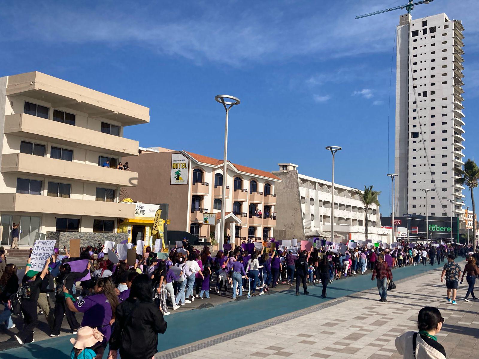 $!‘Mujer escucha, esta es tu lucha’; inicia la Marcha 8M por el malecón de Mazatlán