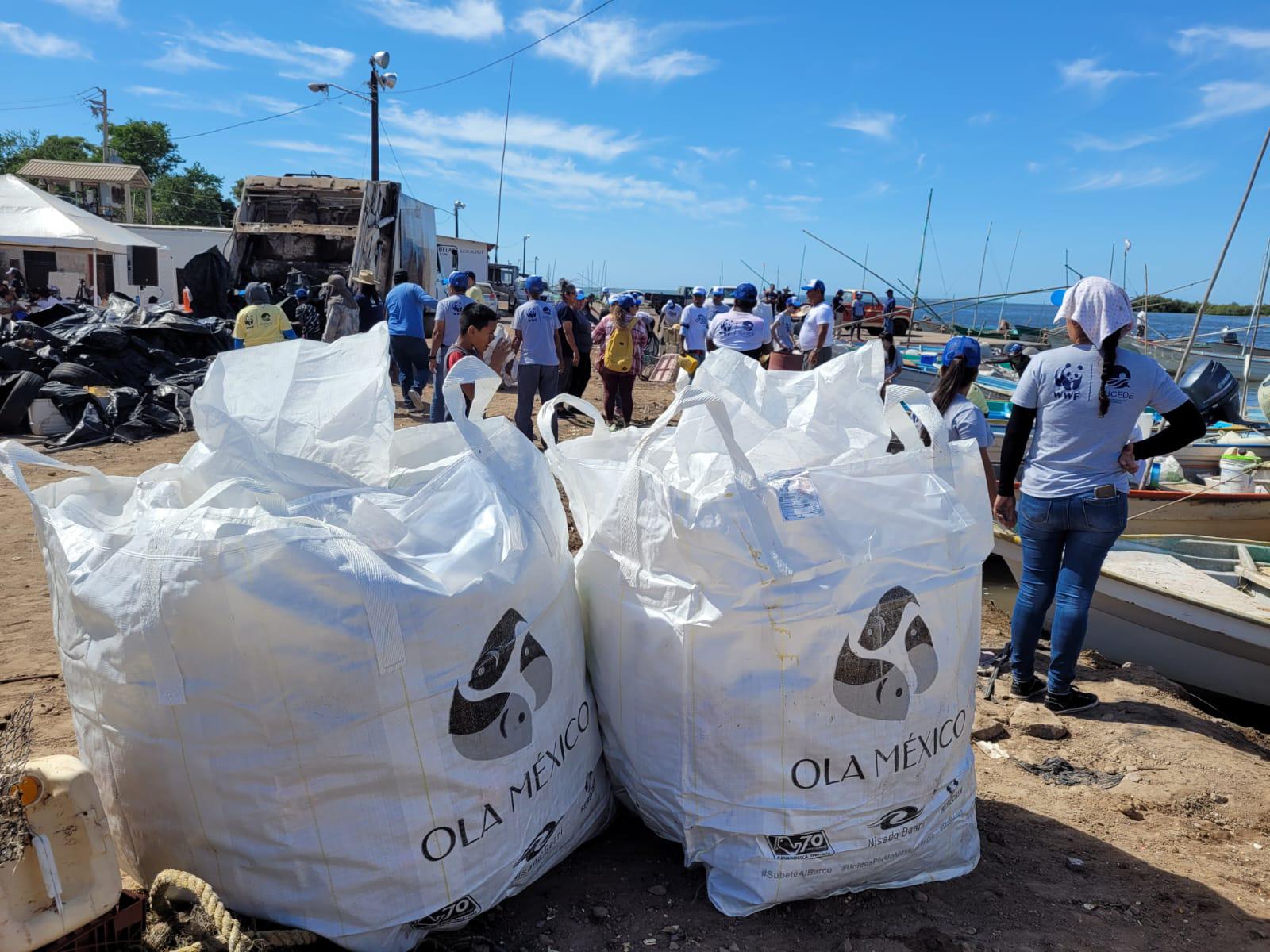 $!Recolectan 2.5 toneladas de plástico y artes de pesca en la bahía Santa María, en Angostura